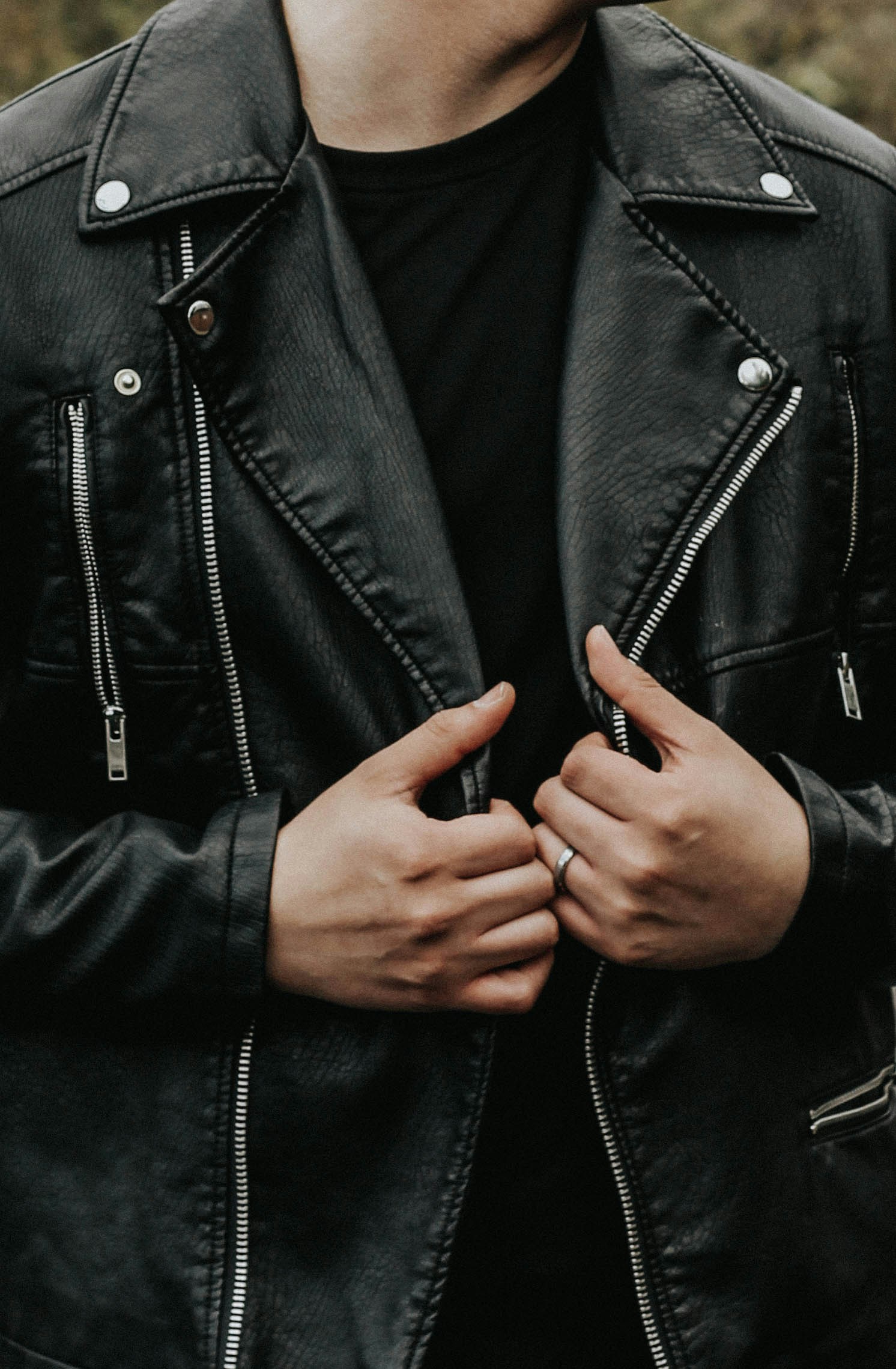 Un homme portant une veste noire | Source : Unsplash