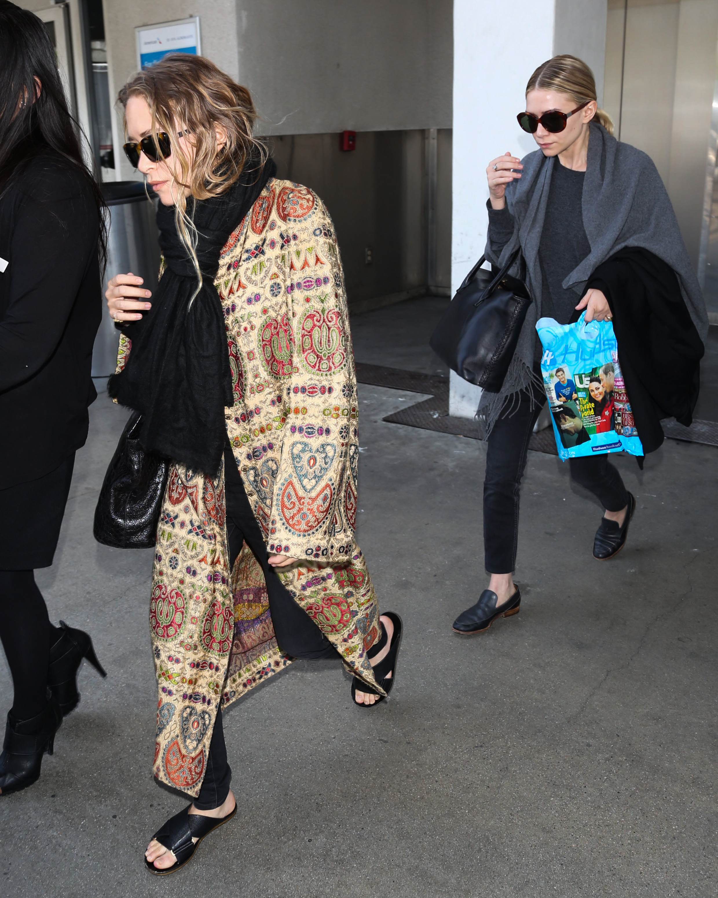 Mary-Kate et Ashley Olsen aperçues à l'aéroport de Los Angeles, 2014 | Source : Getty Images