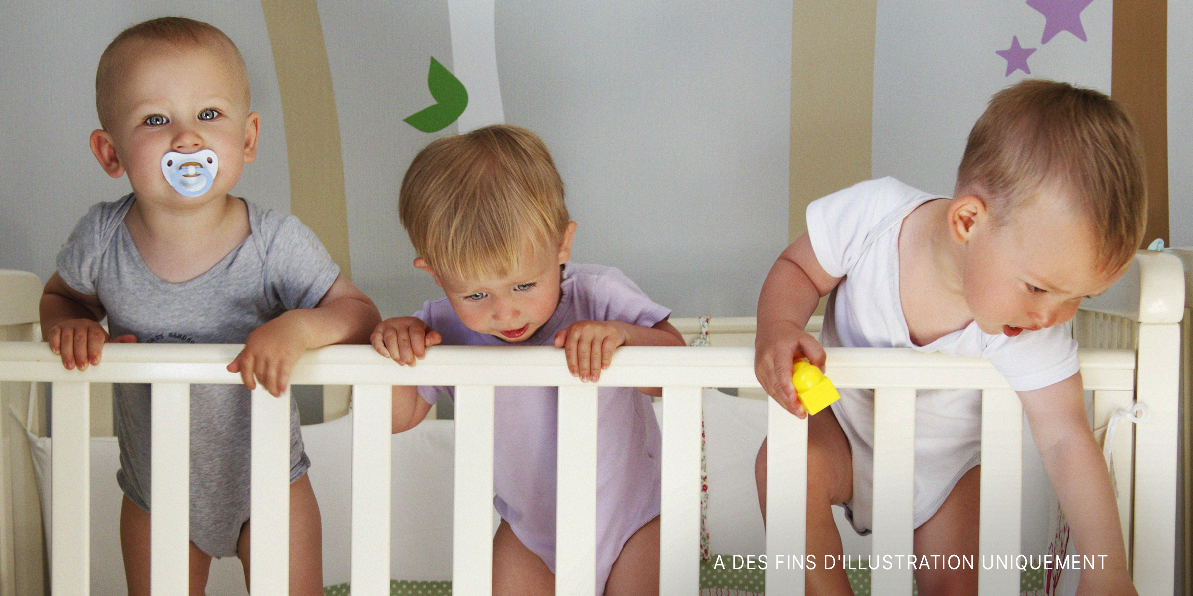 Trois bébés dans un berceau | Source : Shutterstock