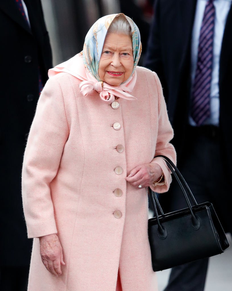 La Reine Elizabeth II arrive à la gare de King's Lynn, après avoir pris le train de King's Cross à Londres, pour entamer ses vacances de Noël à Sandringham House. | Photo : Getty Images