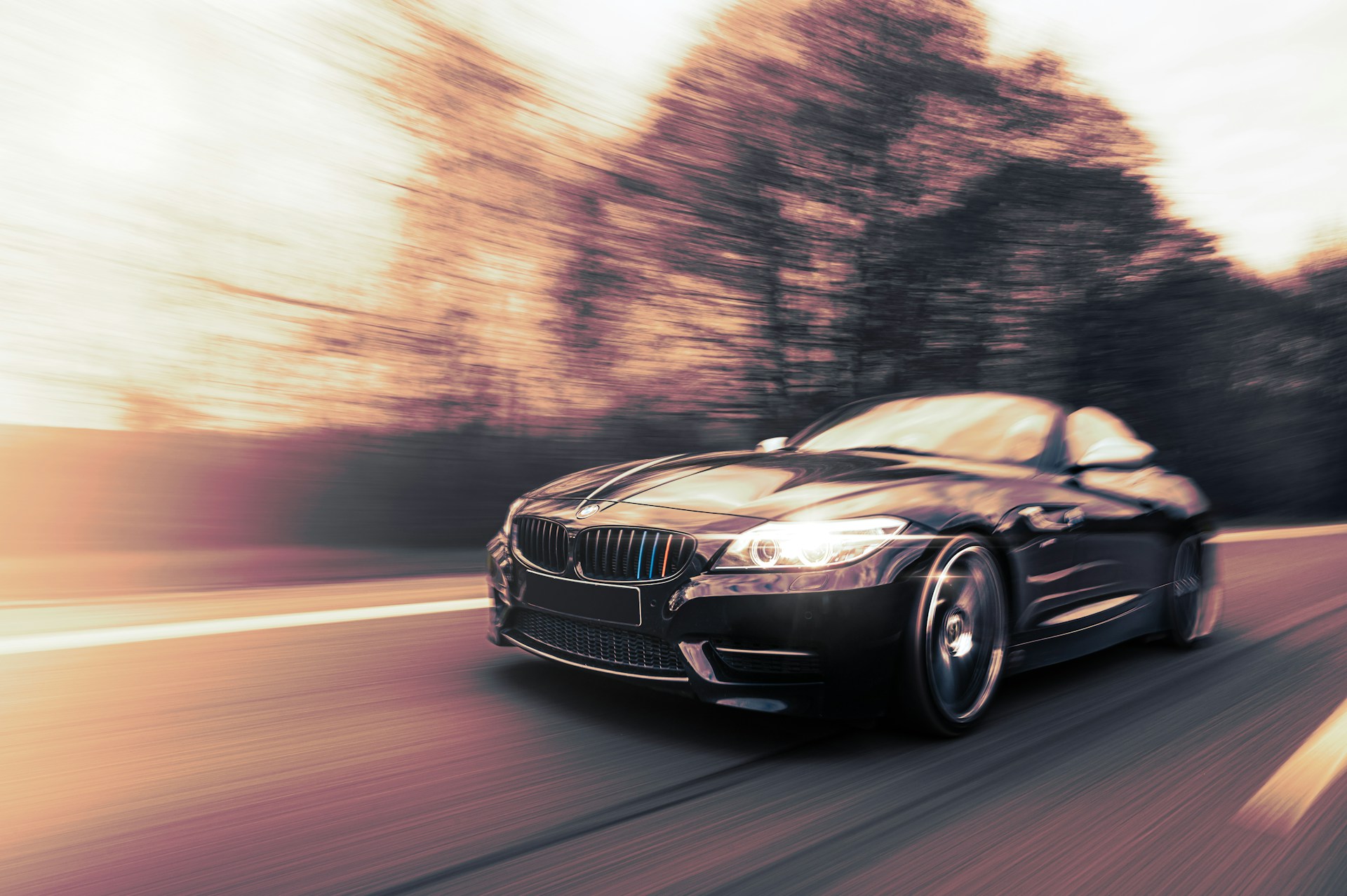 Une voiture en excès de vitesse sur la route | Source : Unsplash