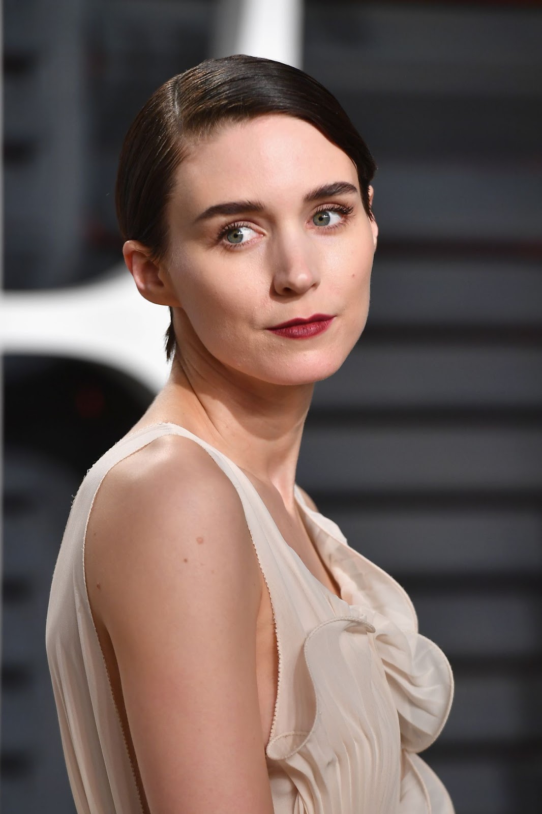 Lors de la soirée des Oscars 2017 de Vanity Fair, Rooney Mara a célébré sa carrière acclamée dans le cinéma indépendant, connue pour endosser des rôles complexes et stimulants qui mettent en valeur sa profondeur en tant qu'actrice. | Source : Getty Images