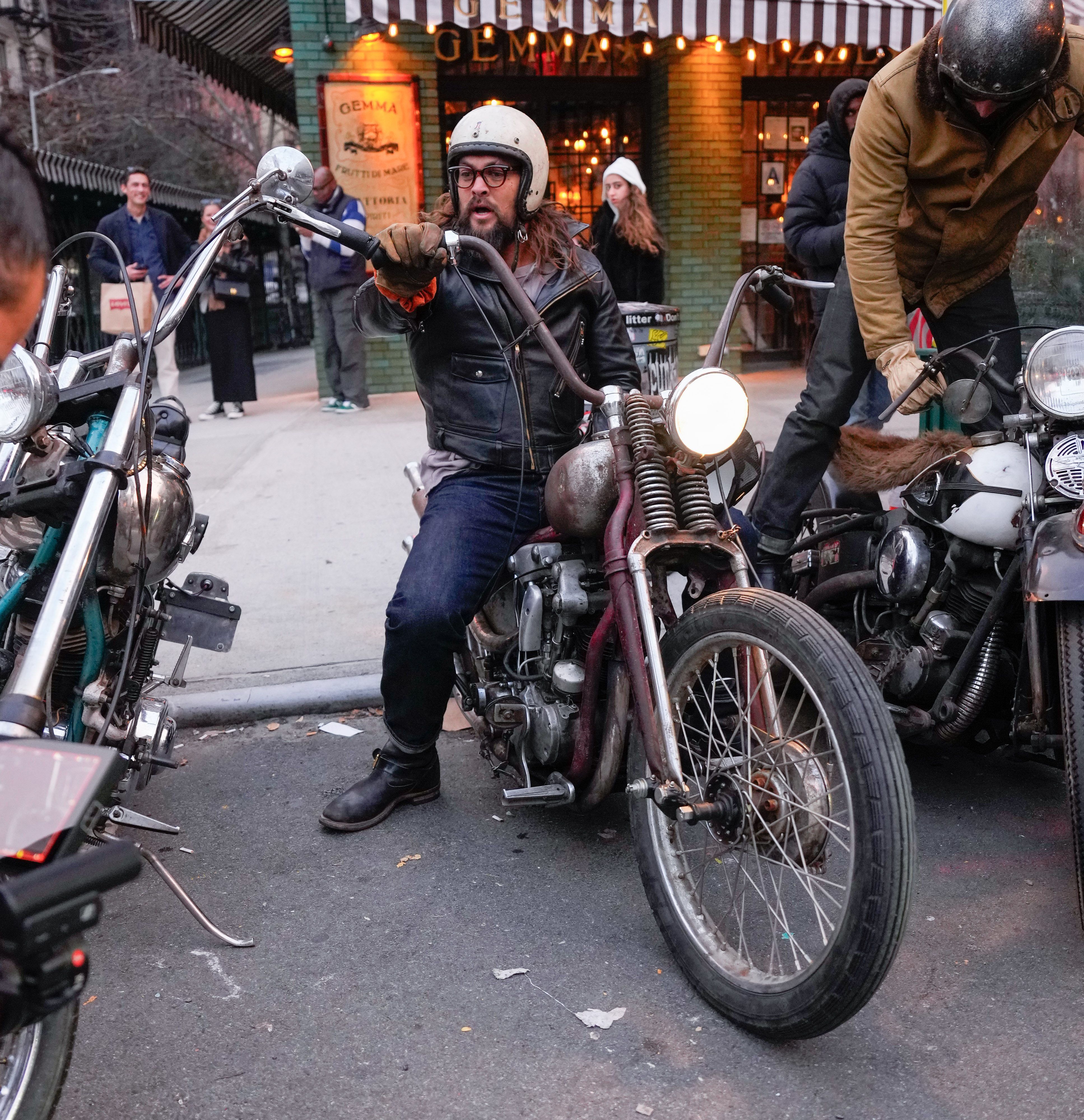 Jason Momoa au guidon d'une moto à New York, le 13 novembre 2023. | Source : Getty Images