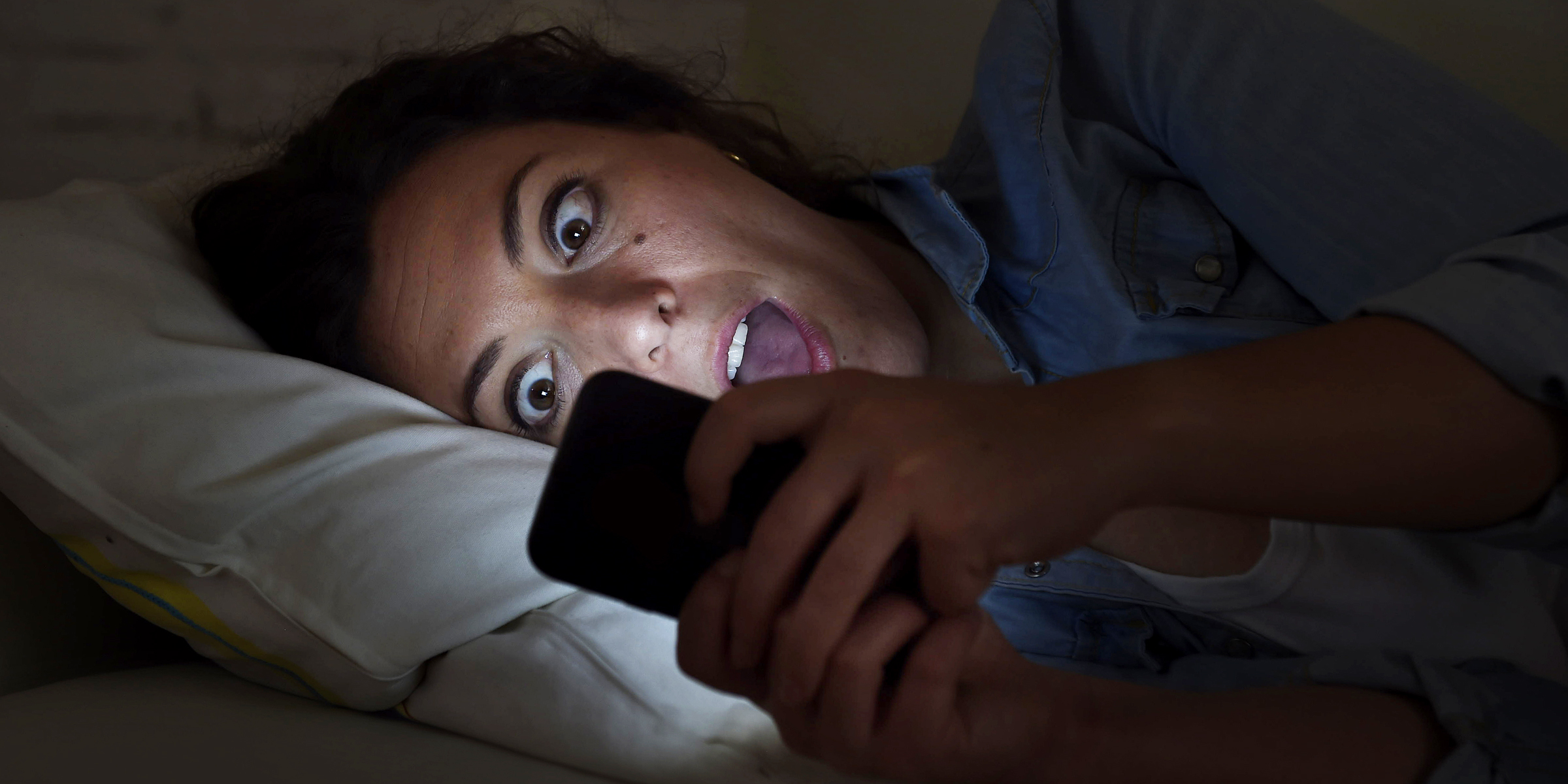 Une femme réagissant en état de choc à quelque chose sur un téléphone | Source : Shutterstock