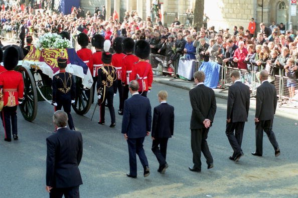 Le prince Charles, le prince Harry, le comte Spencer, le prince William et le prince Philip, duc d'Édimbourg, suivent le cercueil de Diana la princesse de Galles vers l'abbaye de Westminster pour son service funèbre le 6 septembre 1997. | Photo : Getty Images.