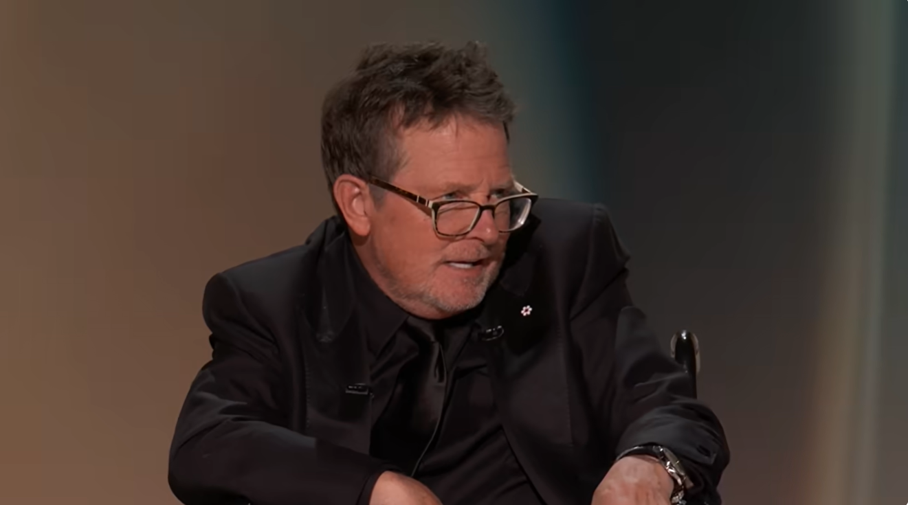 Michael J. Fox prend la parole sur scène lors de la 78e cérémonie des Emmy Awards. | Source : YouTube/Television Academy