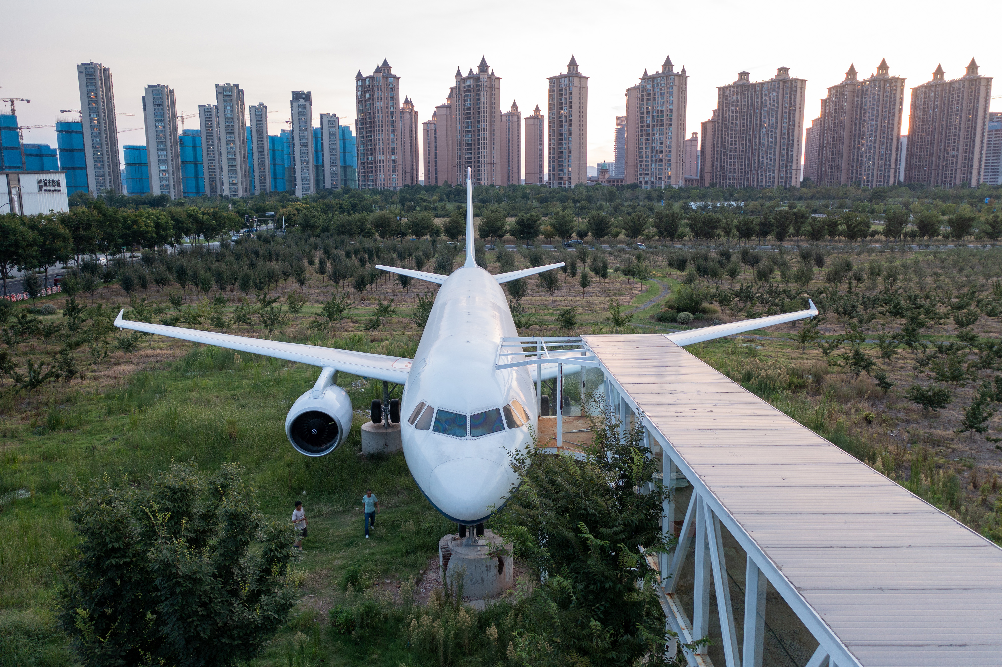 Un avion mort dans le nouveau quartier de Jiangbei à Nanjing, dans la province de Jiangsu, en Chine, le 14 août 2022 | Source : Getty Images