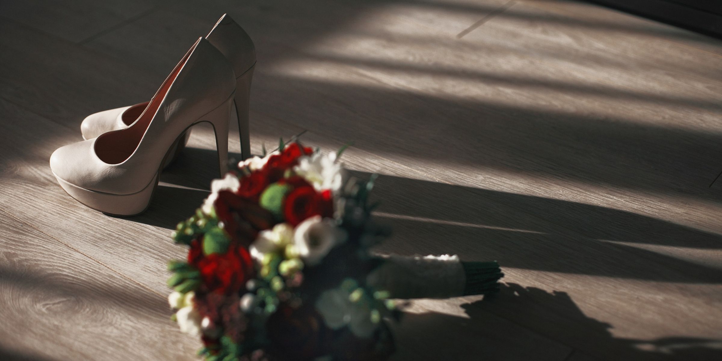 Un bouquet et des chaussures blanches à talons hauts | Source : Freepik