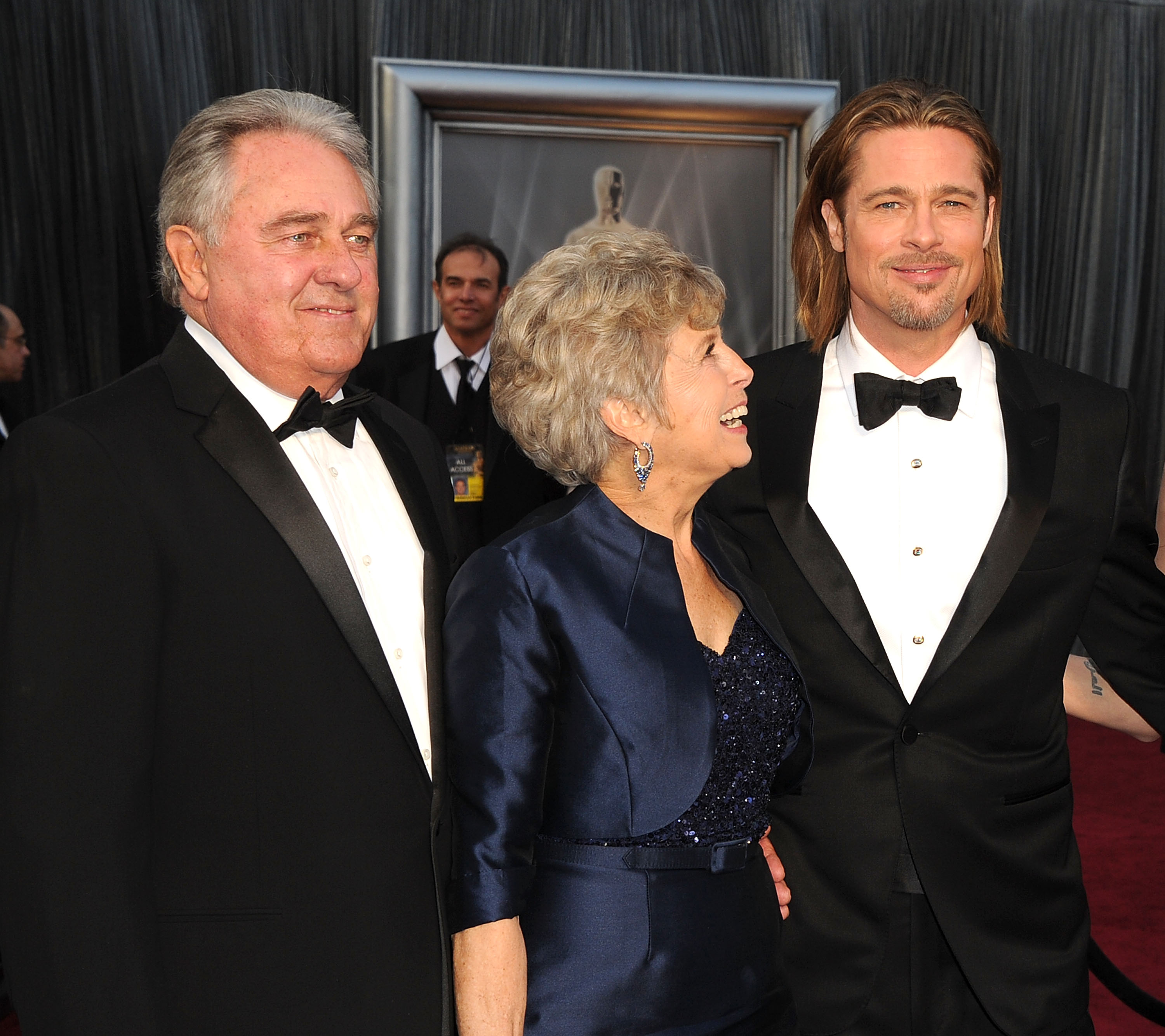 Bill Pitt, Jane Pitt et Brad Pitt arrivent à la 84e cérémonie annuelle des Oscars le 26 février 2012 à Hollywood, en Californie. | Source : Getty Images