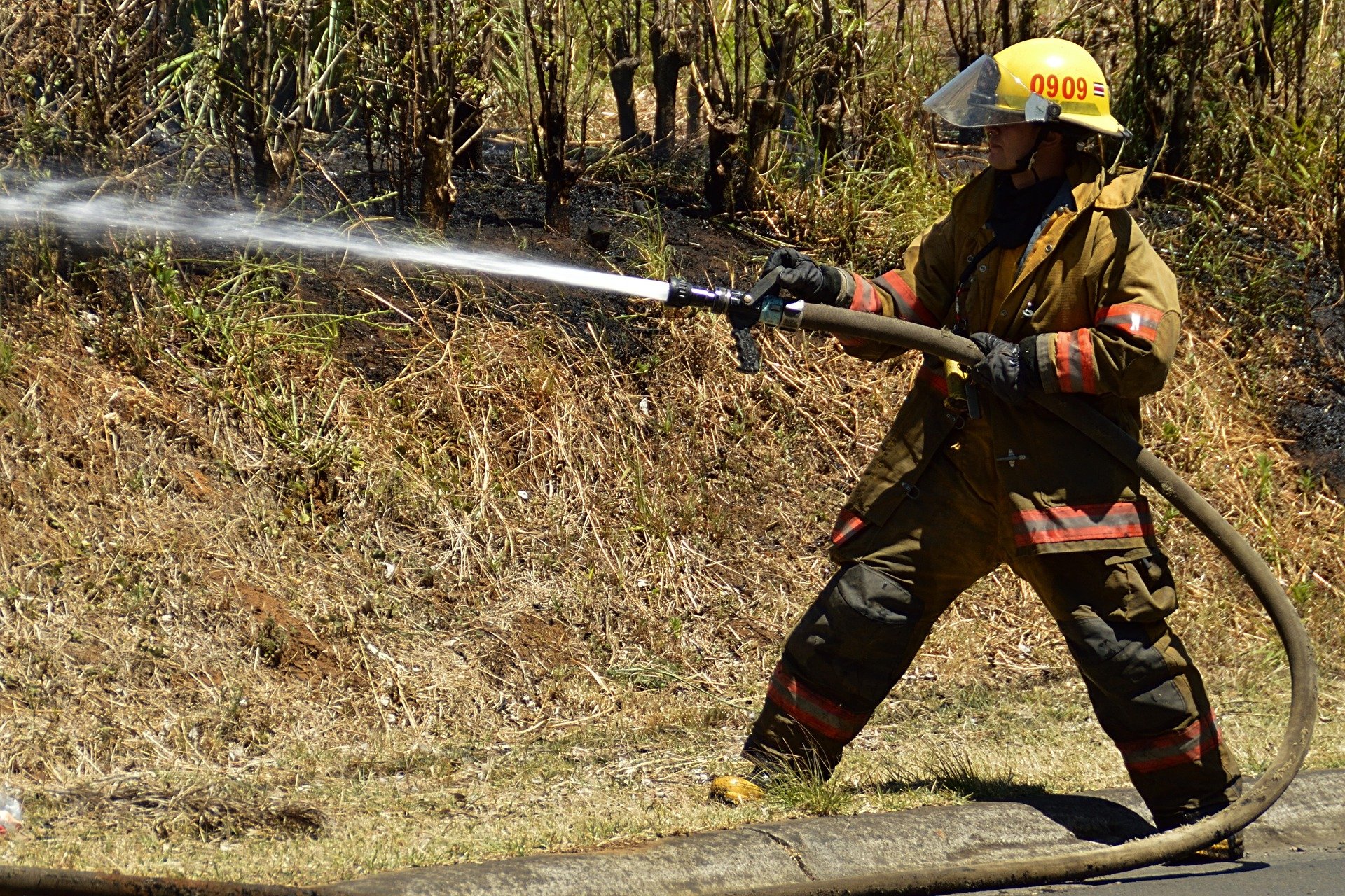 Un pompier en train d'éteindre un feu. | Photo : Pixabay