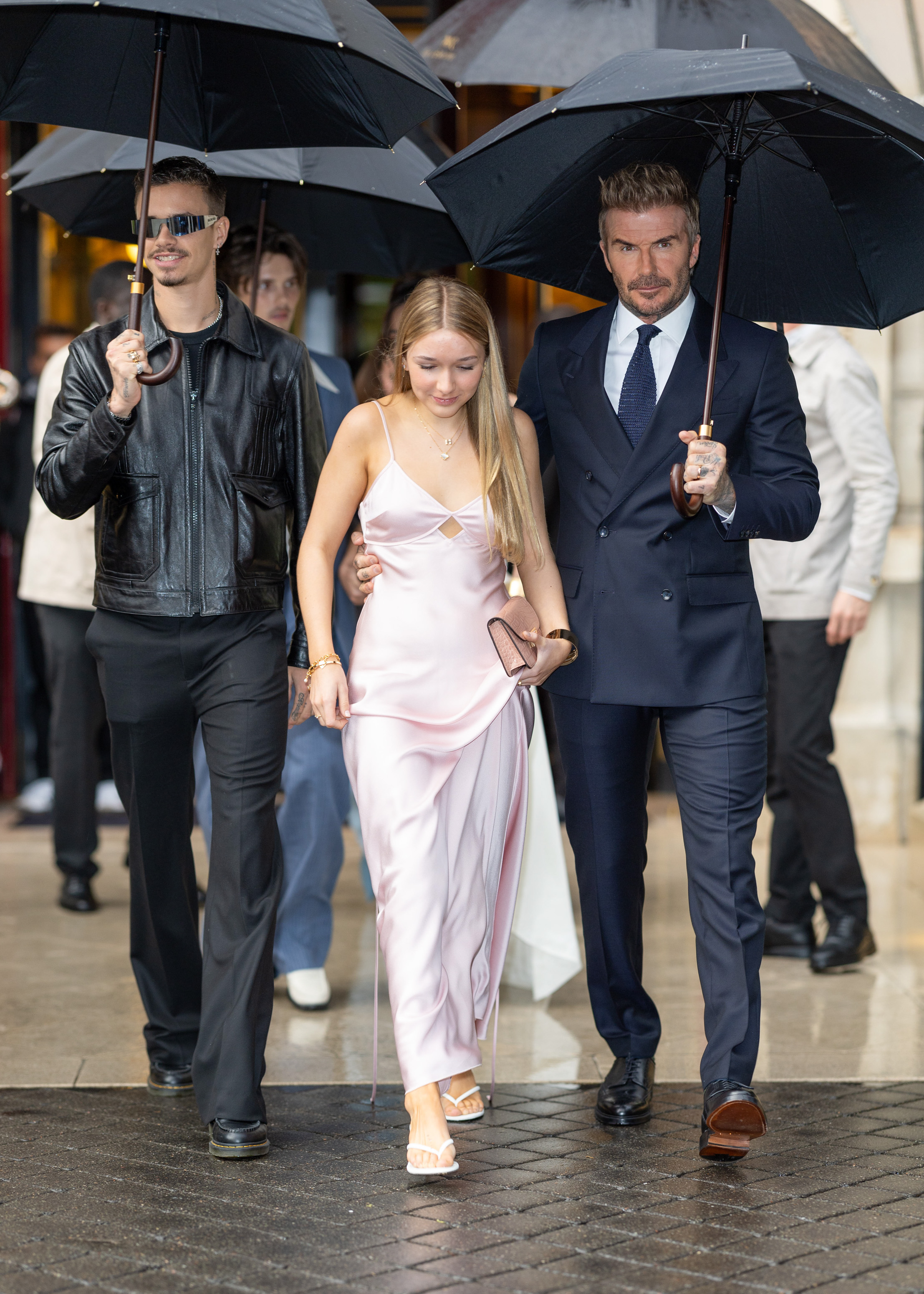 Romeo, Harper et David Beckham se promènent ensemble à Paris le 27 septembre 2024 | Source : Getty Images