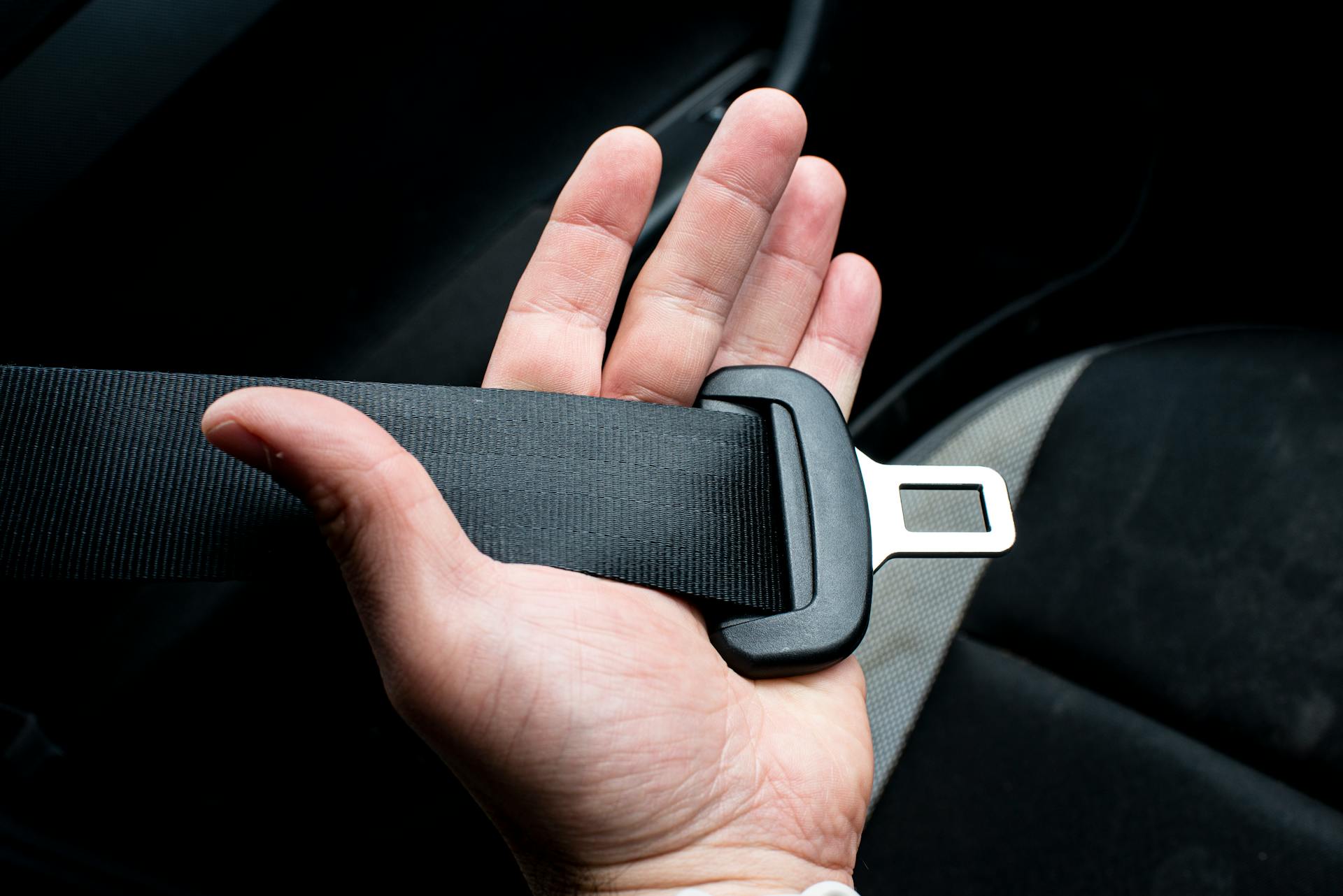 Une personne qui met sa ceinture de sécurité | Source : Pexels