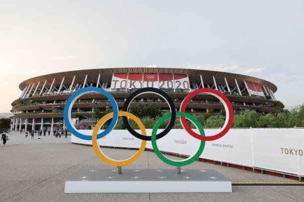 TOKYO, JAPON - 25/06/2021 : Une vue du stade olympique avec la marque des Jeux Olympiques de Tokyo 2020. | Photo : Getty Images