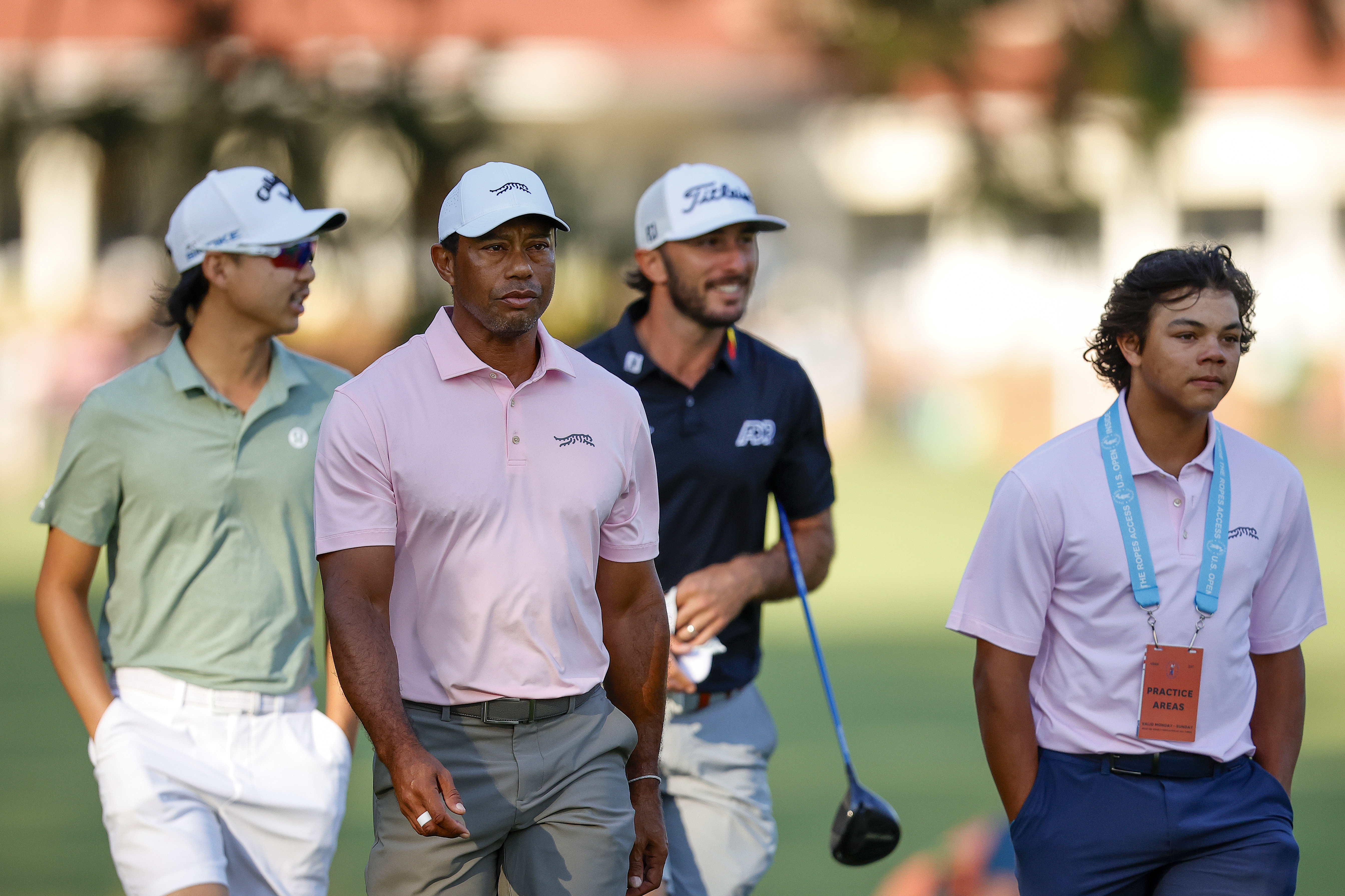 Tiger Woods et son fils Charlie Woods quittent le deuxième tee lors d'un tour d'entraînement avant l'U.S. Open au Pinehurst Resort en Californie du Nord, le 11 juin 2024. | Source : Getty Images