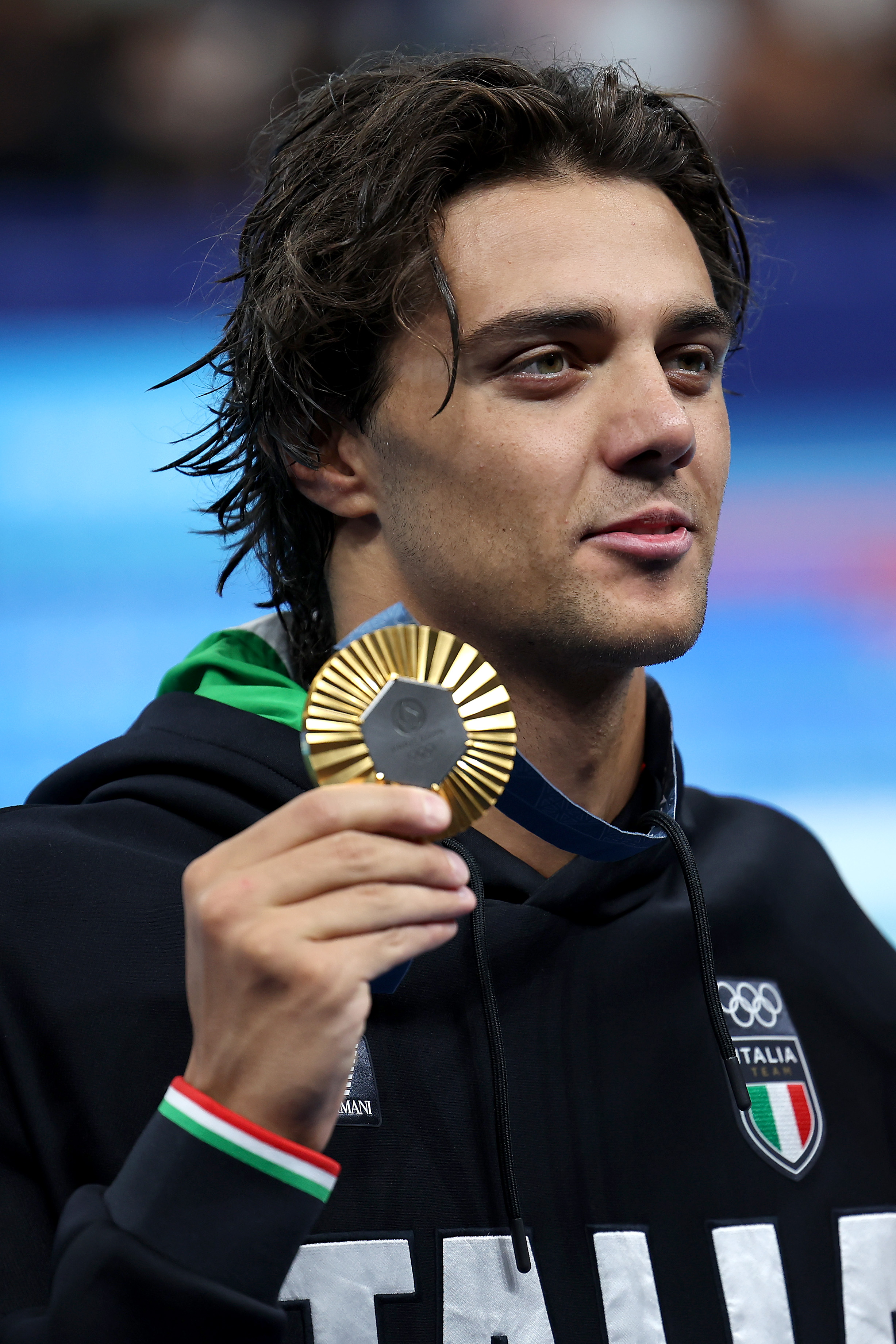 Thomas Ceccon pose après la cérémonie de remise des médailles du 100 m dos hommes aux Jeux olympiques de Paris 2024, le 29 juillet 2024 | Source : Getty Images