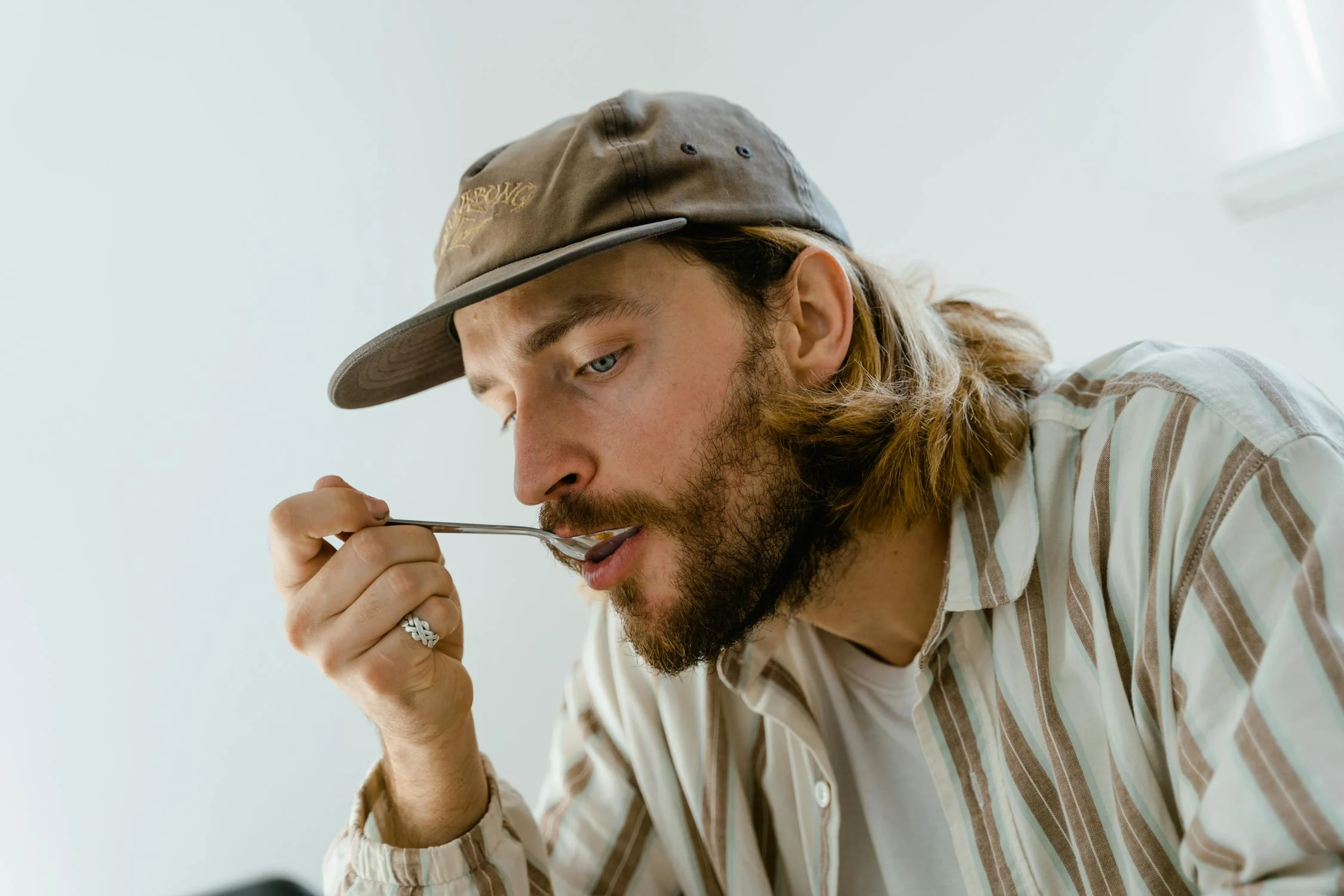 Un homme en train de manger sa nourriture | Source : Pexels