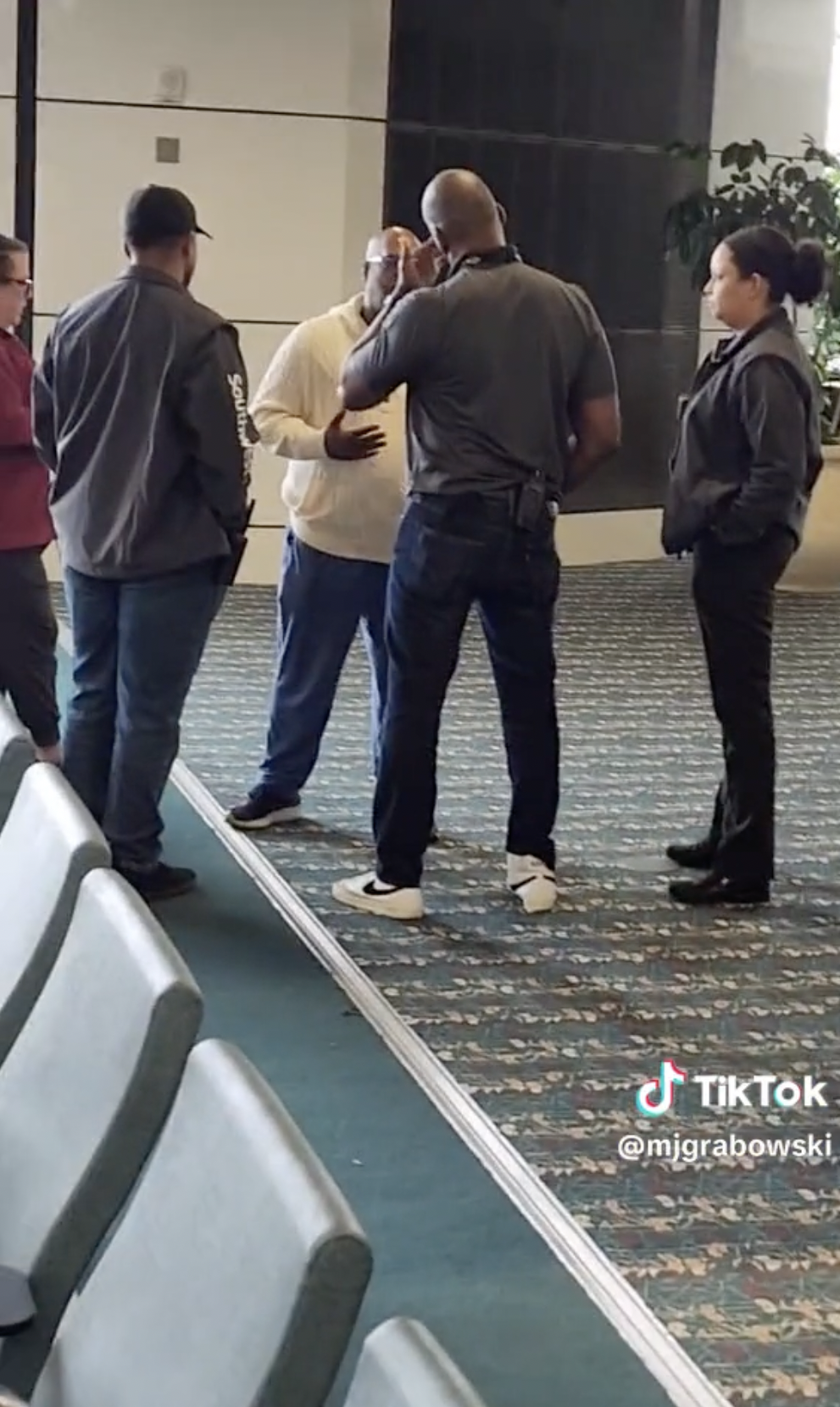 Les autorités de l'aéroport d'Orlando et les officiers de police s'adressent au passager bouleversé | Source : TikTok/mjgrabowski