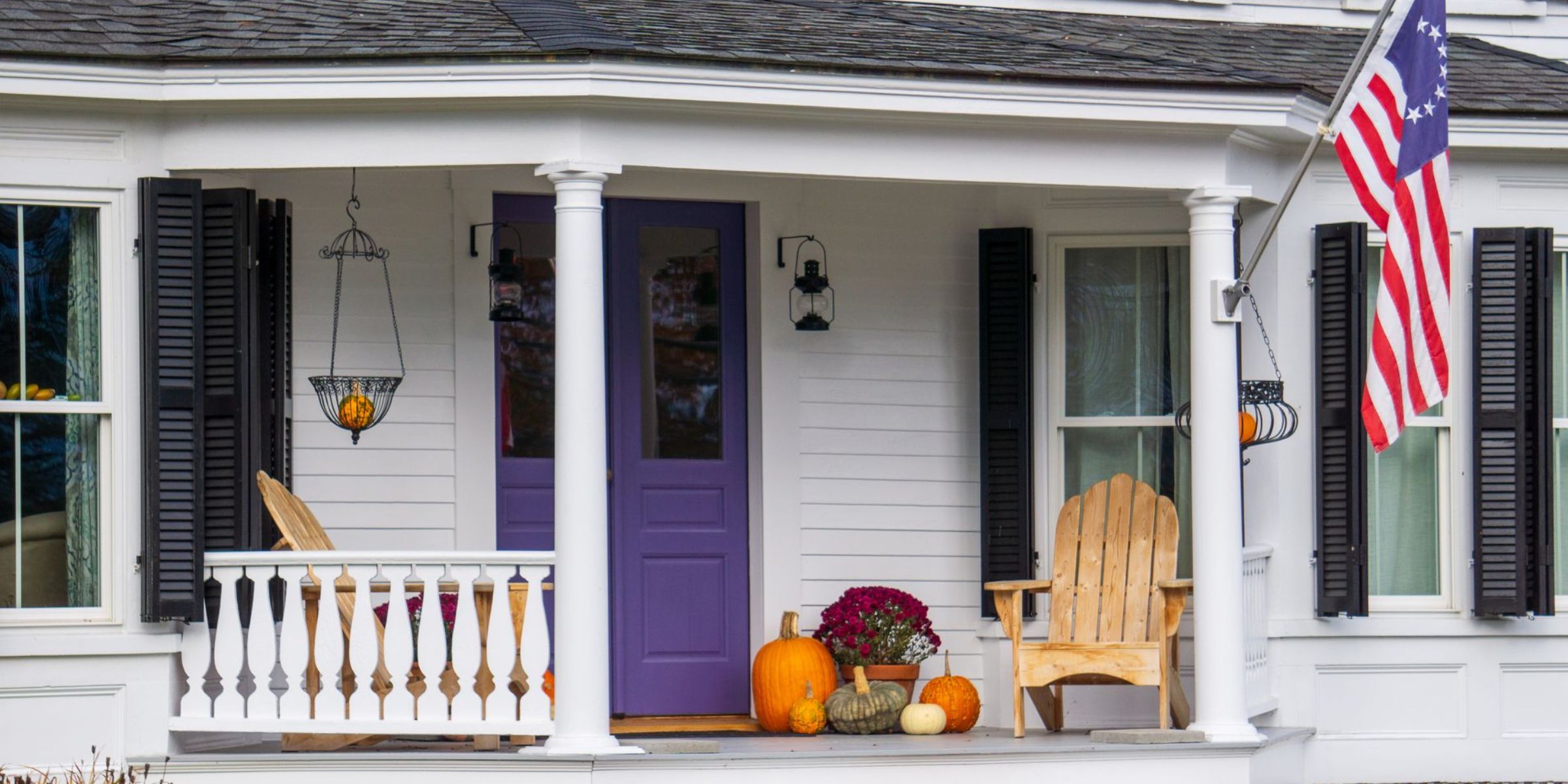 Le porche d'une maison décorée pour Halloween | Source : Pexels