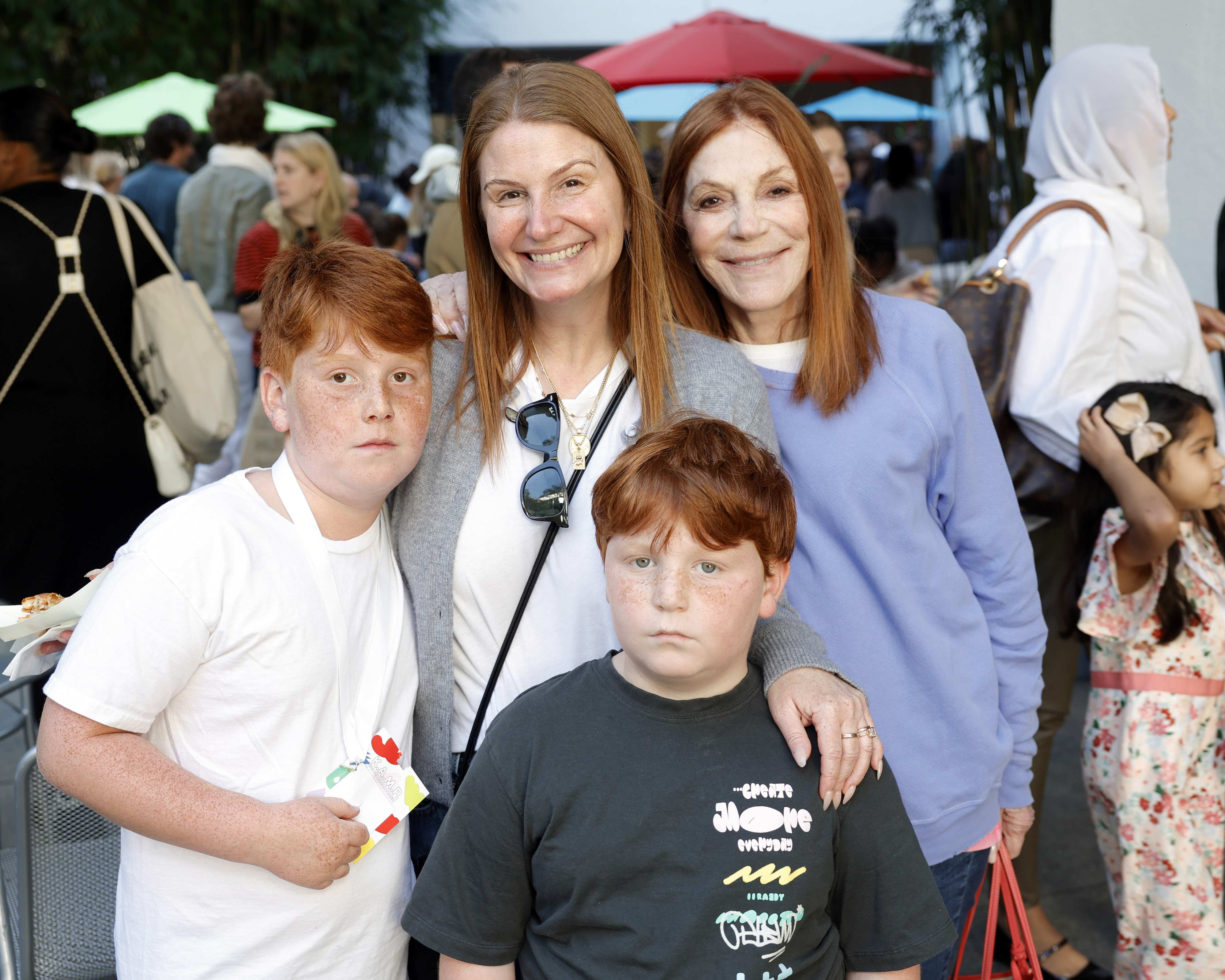 (De gauche à droite) Zoe Winkler, Stacey Weitzman et leur famille assistent au Hammer Museum K.A.M.P. 2024, le 29 septembre 2024, à Los Angeles, en Californie. | Source : Getty Images