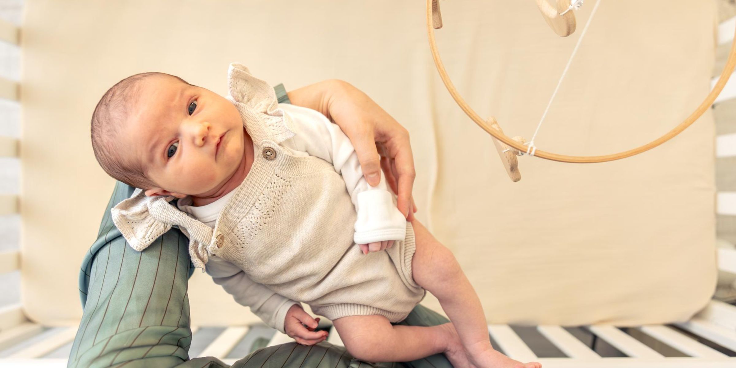 Une personne tenant un bébé | Source : Freepik