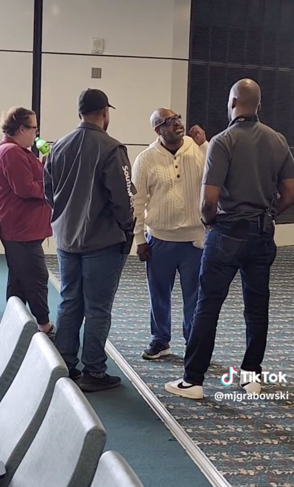 Le passager en colère interpellé par les autorités de l'aéroport d'Orlando et les officiers de police | Source : TikTok/mjgrabowski