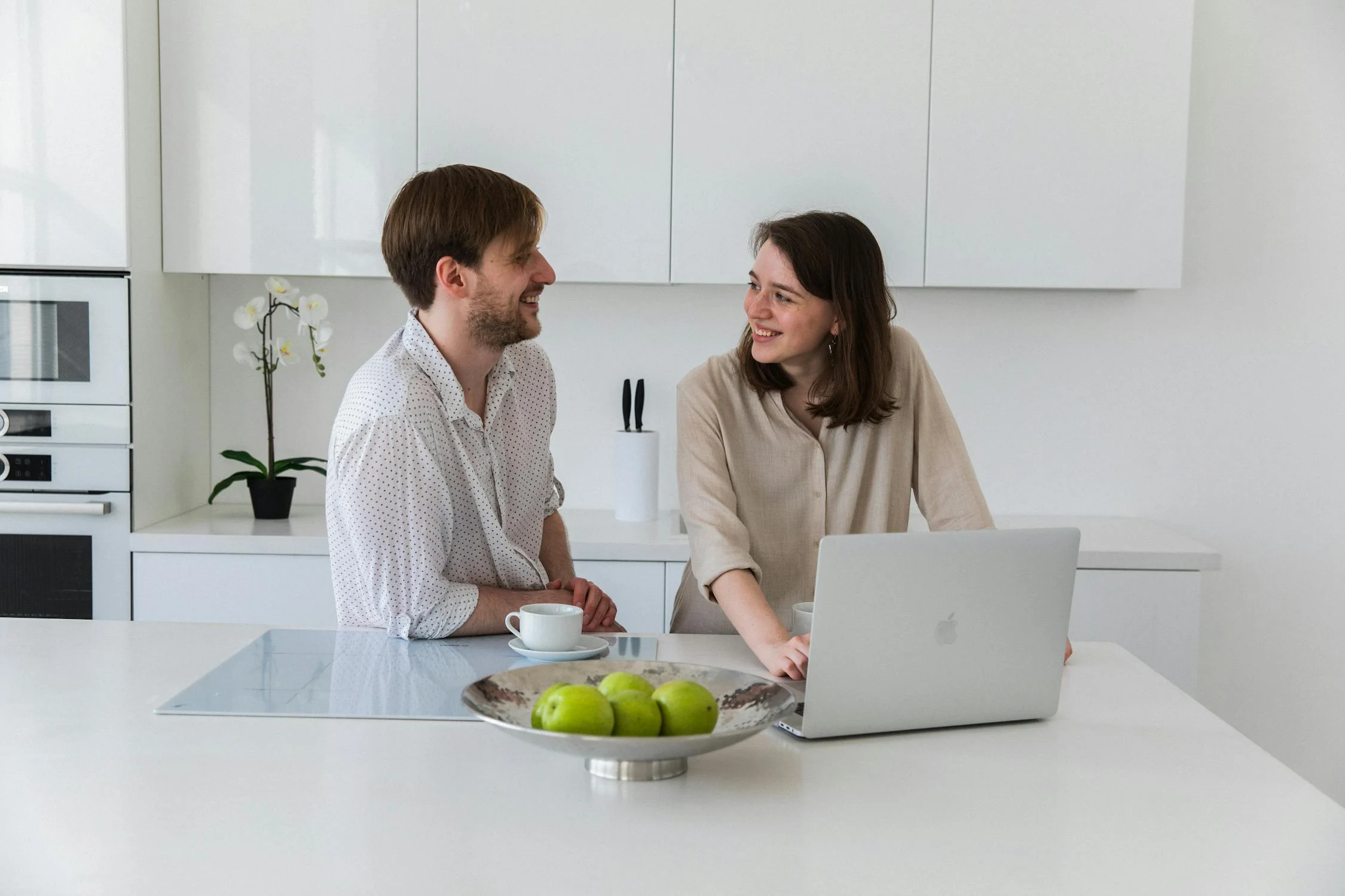 Un couple prenant son petit déjeuner le matin | Source : Pexels