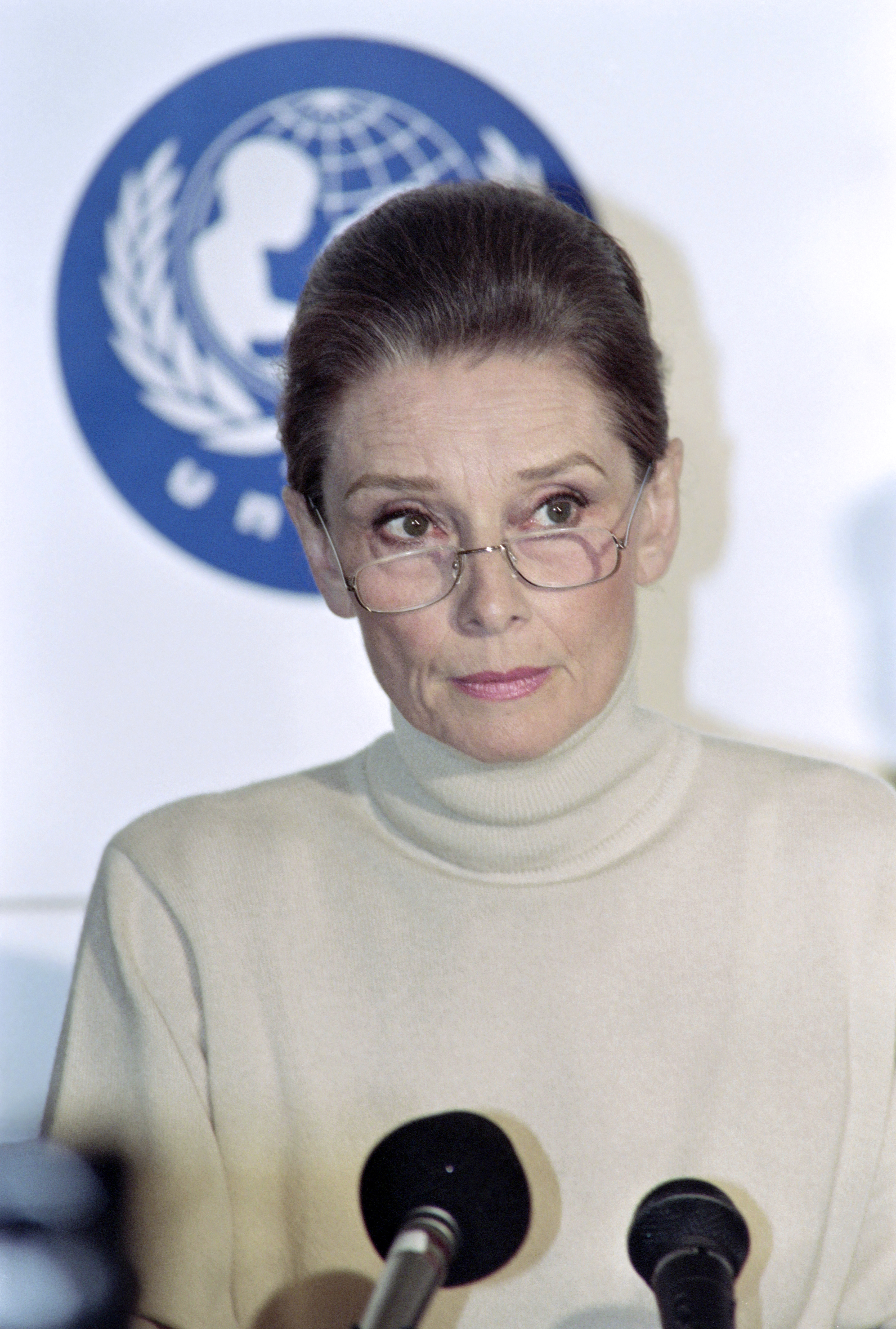 Audrey Hepburn donne une conférence de presse après son retour de Somalie à Londres le 29 septembre 1992 | Source : Getty Images