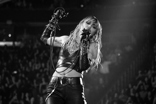 Miley Cyrus se produit sur scène lors du festival de musique iHeartRadio 2019 au T-Mobile Arena de Las Vegas, dans le Nevada | Photo: Getty Images