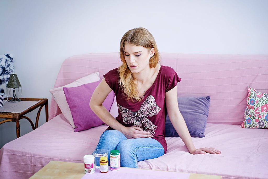 Une femme qui souffre d'intoxication alimentaire. | Photo : Getty Images