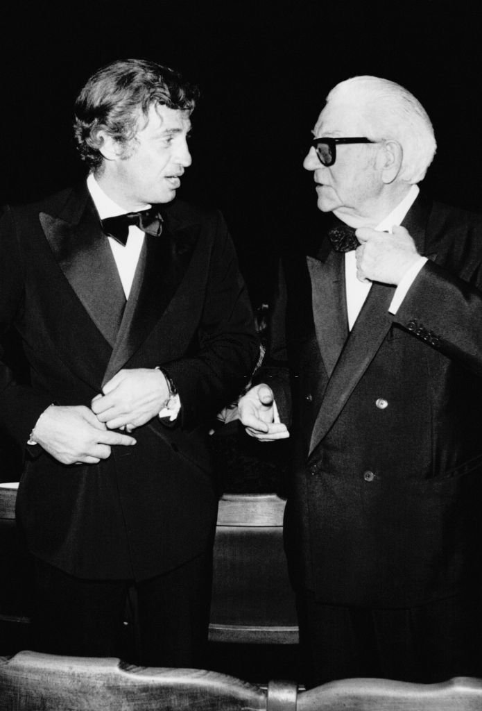 Jean Gabin et Jean-Paul Belmondo lors de la cérémonie des César à Paris le 3 avril 1976, France. | Photo : Getty Images
