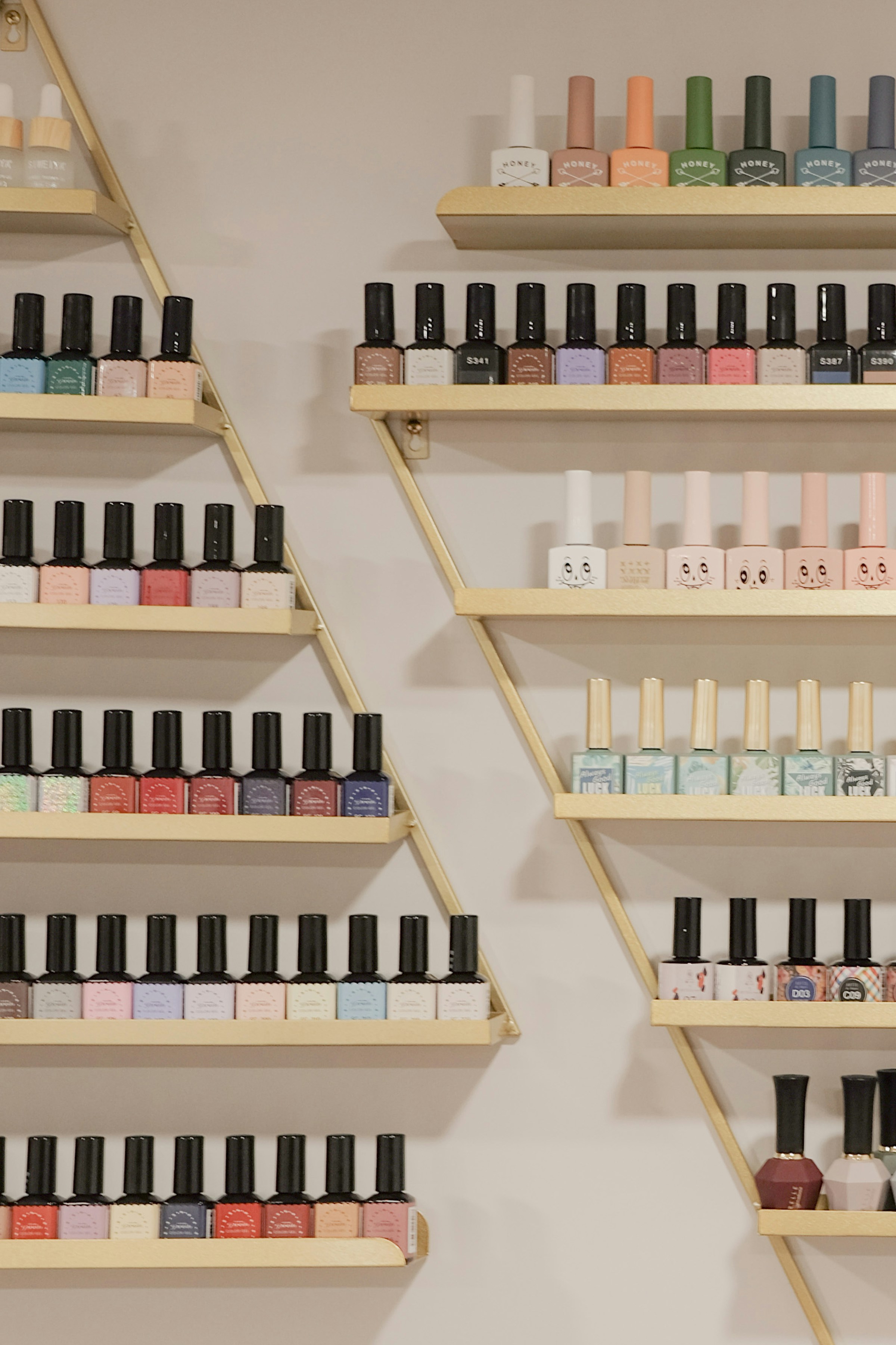 Différentes couleurs de vernis à ongles sur des étagères | Source : Unsplash