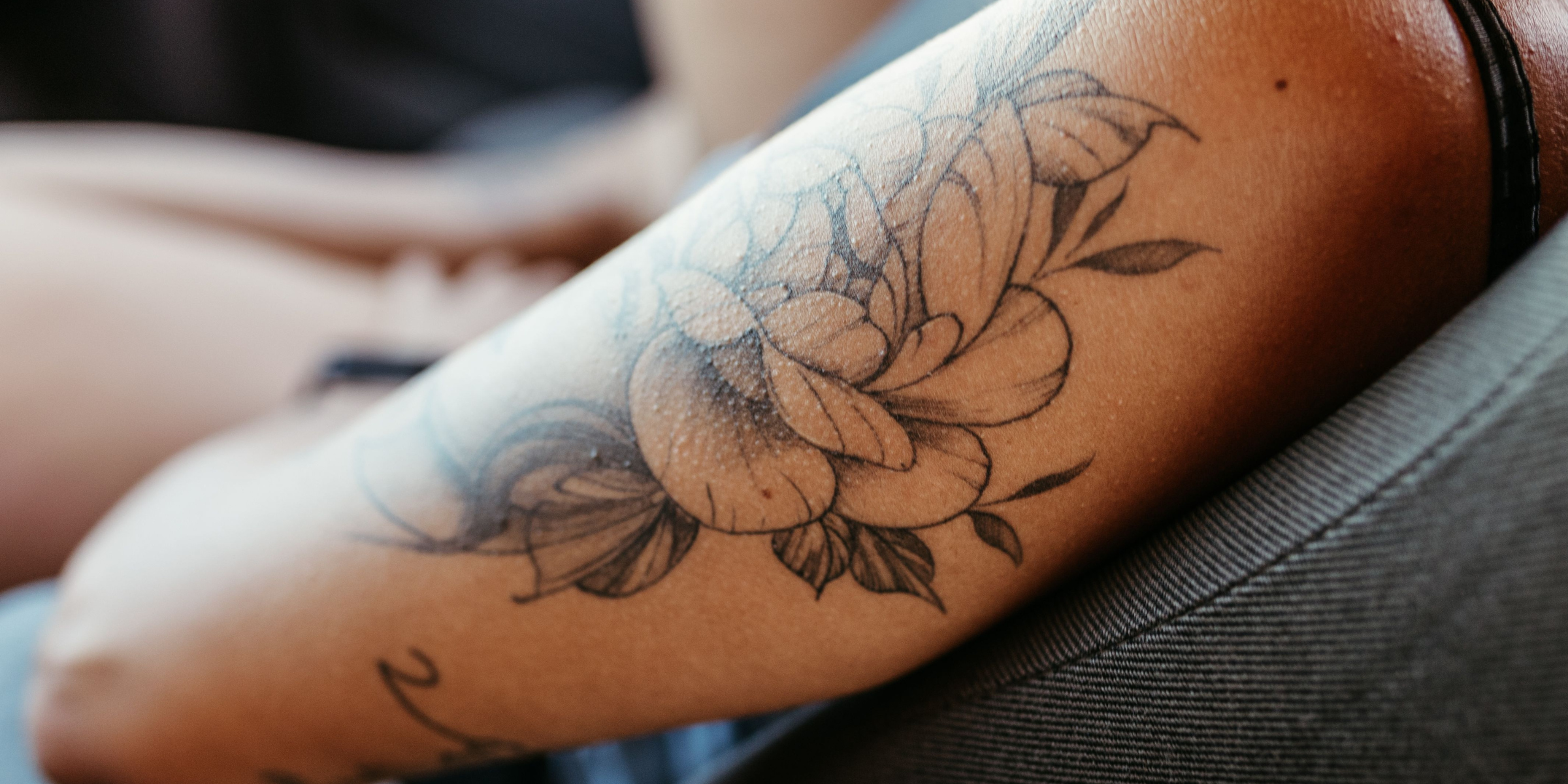 Un tatouage sur le haut du bras | Source : Pexels