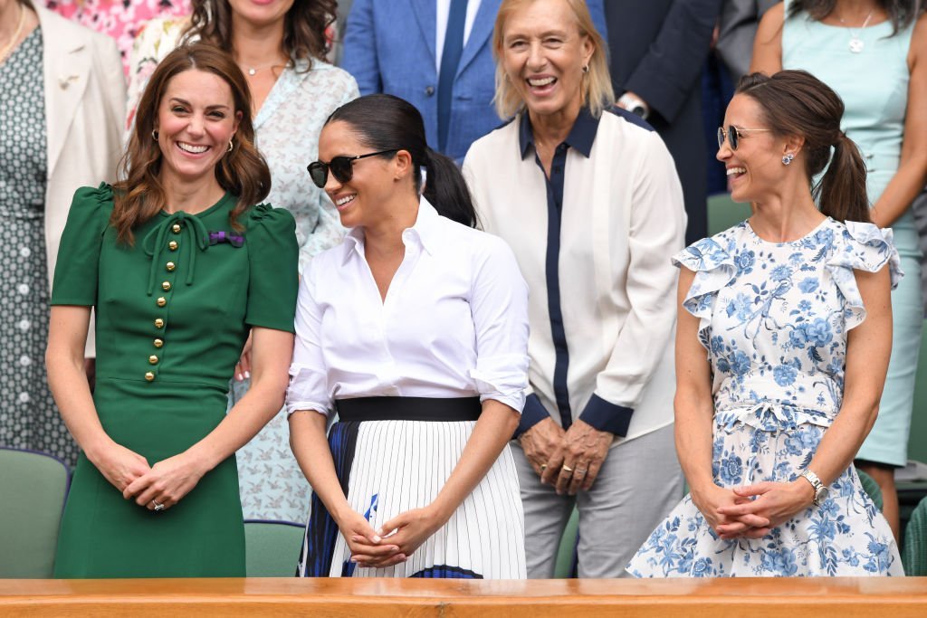 Kate Middleton, Martina Navratilova, Meghan Markle et Pippa Middleton dans la loge royale sur le court central pendant la douzième journée des Championnats de tennis de Wimbledon au All England Lawn Tennis and Croquet Club | Photo : Getty Images