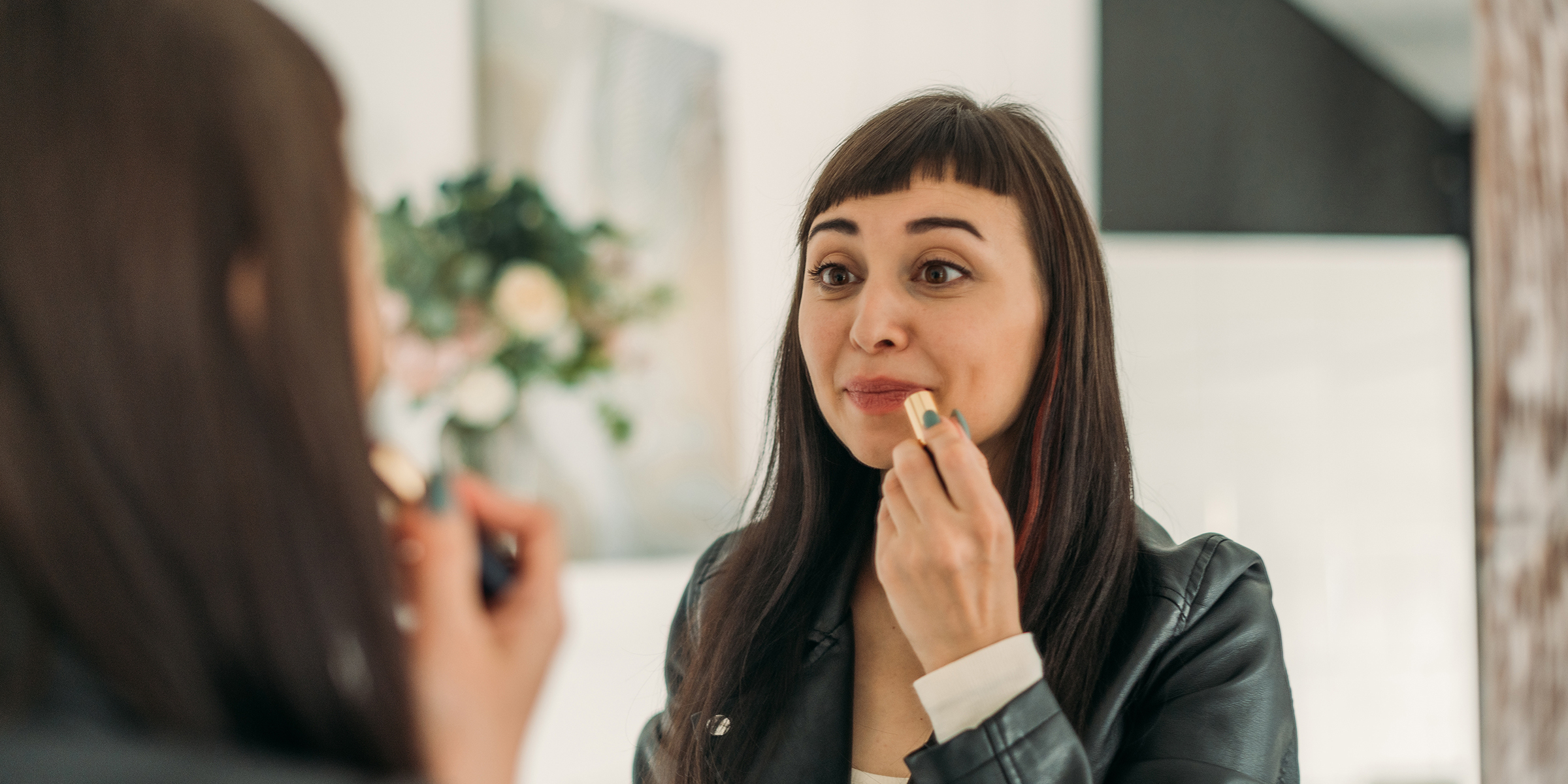 Une femme qui s'habille | Source : Shutterstock