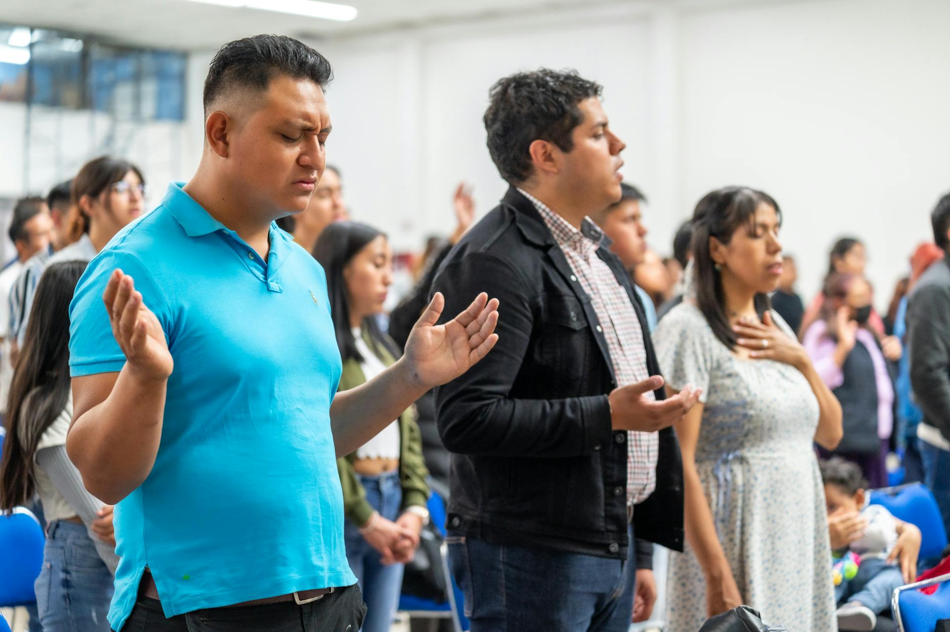 Des gens prient dans une église | Source : Pexels