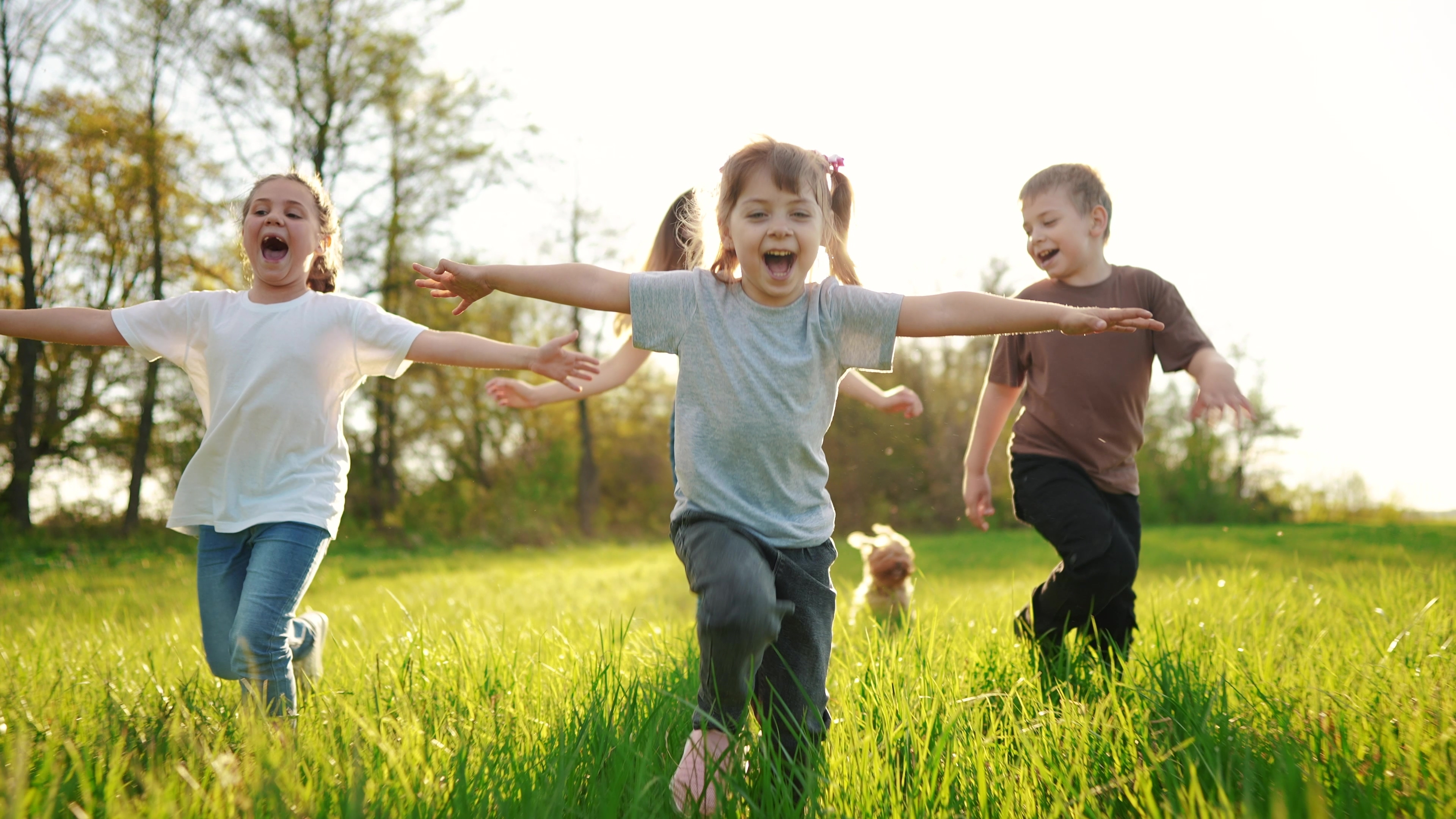 Un groupe de jeunes enfants heureux est photographié en train de s'amuser à l'extérieur | Source : Shutterstock