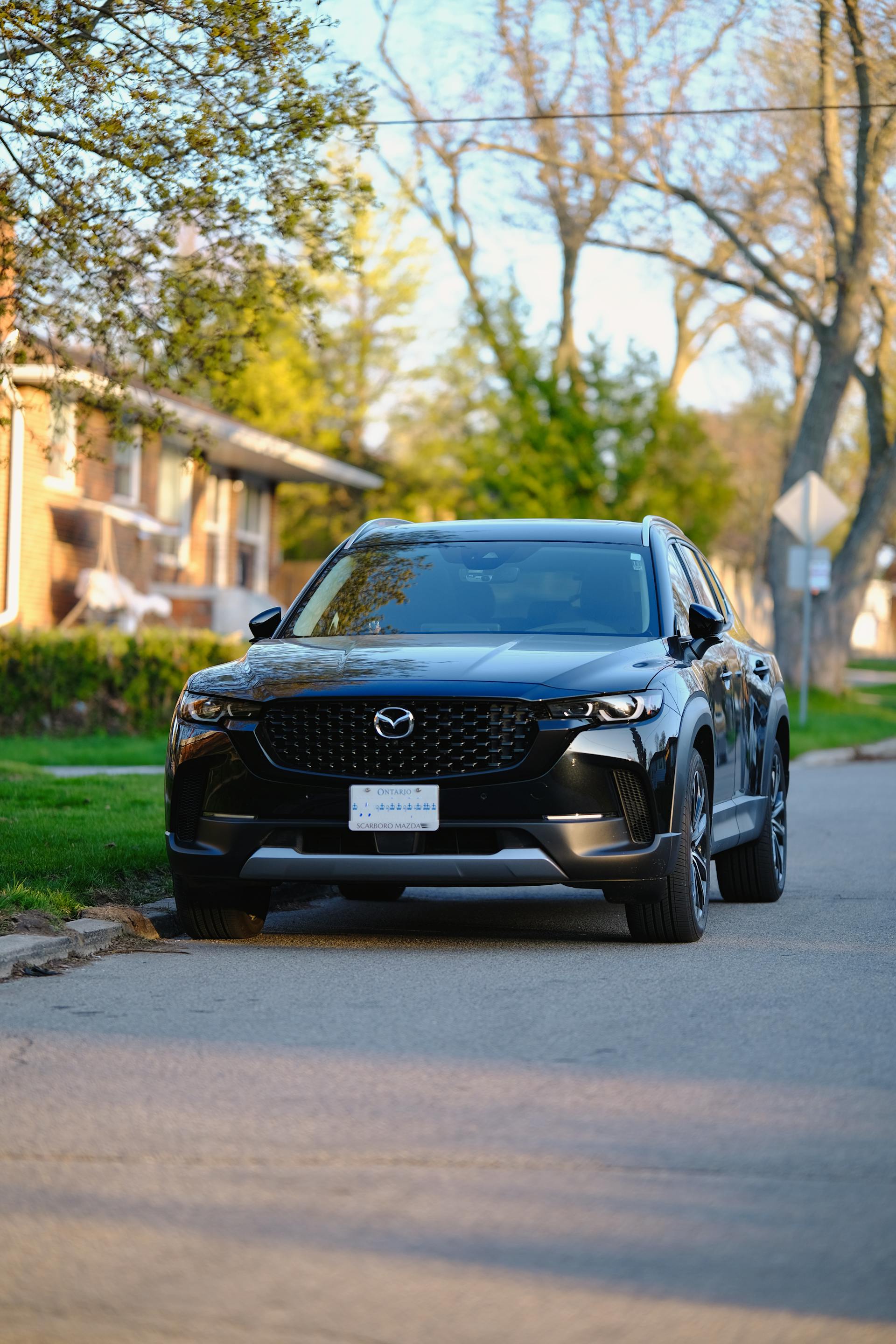 Une voiture garée dans une banlieue | Source : Pexels