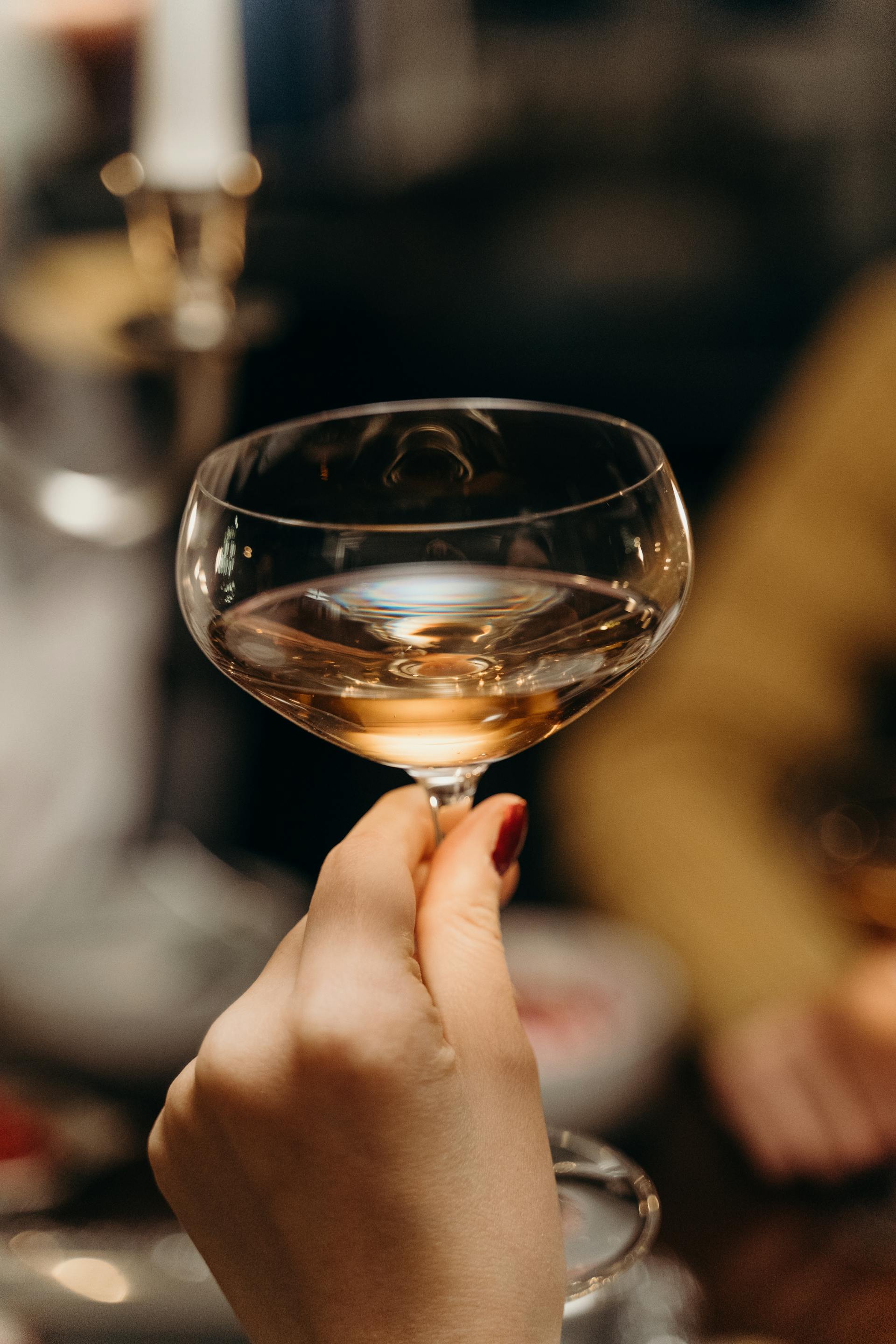Gros plan sur une femme tenant une coupe de champagne | Source : Pexels