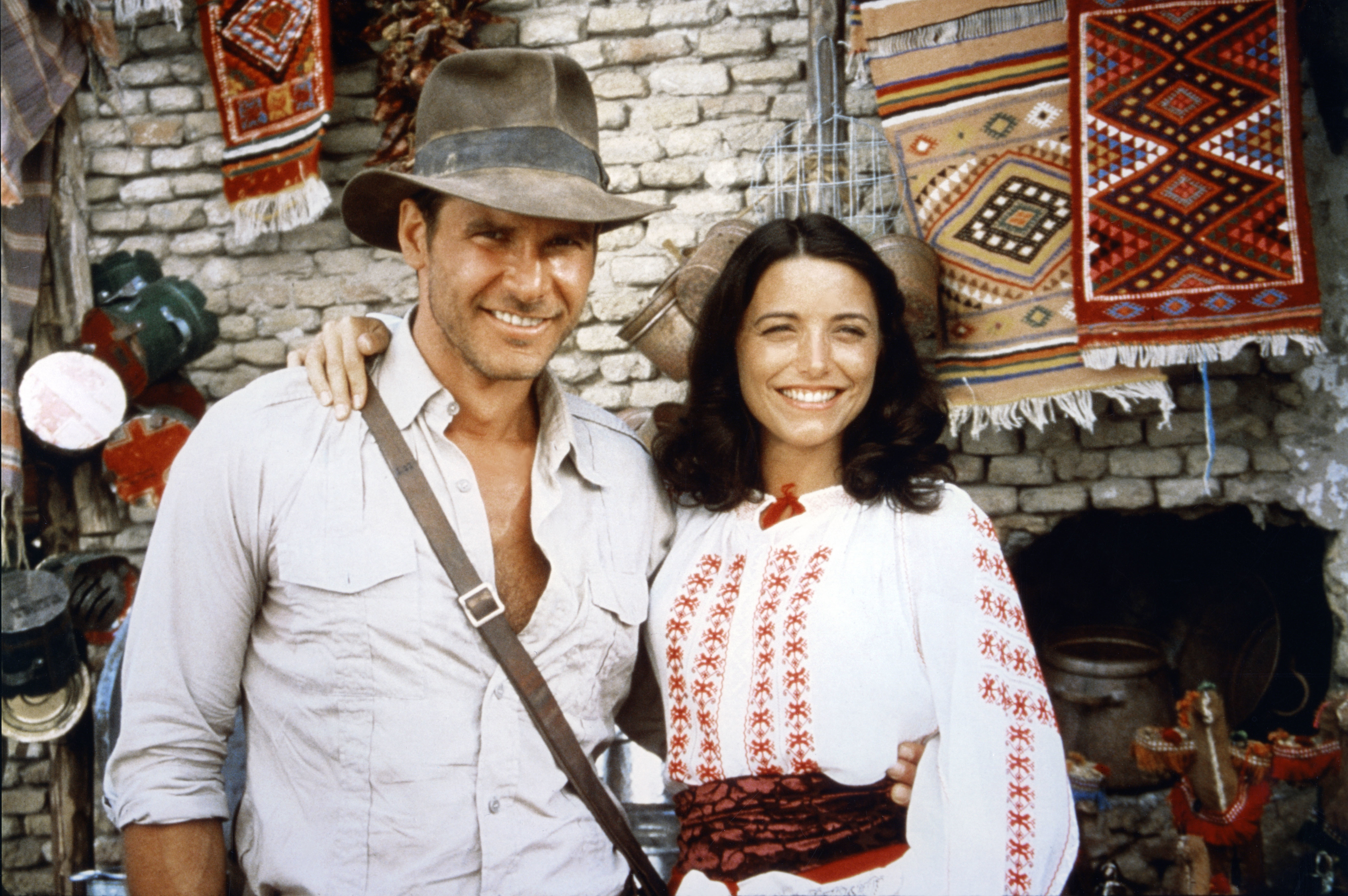 Harrison Ford et Karen Allen sur le tournage de "Raiders of the Lost Ark" en 1981 | Source : Getty Images