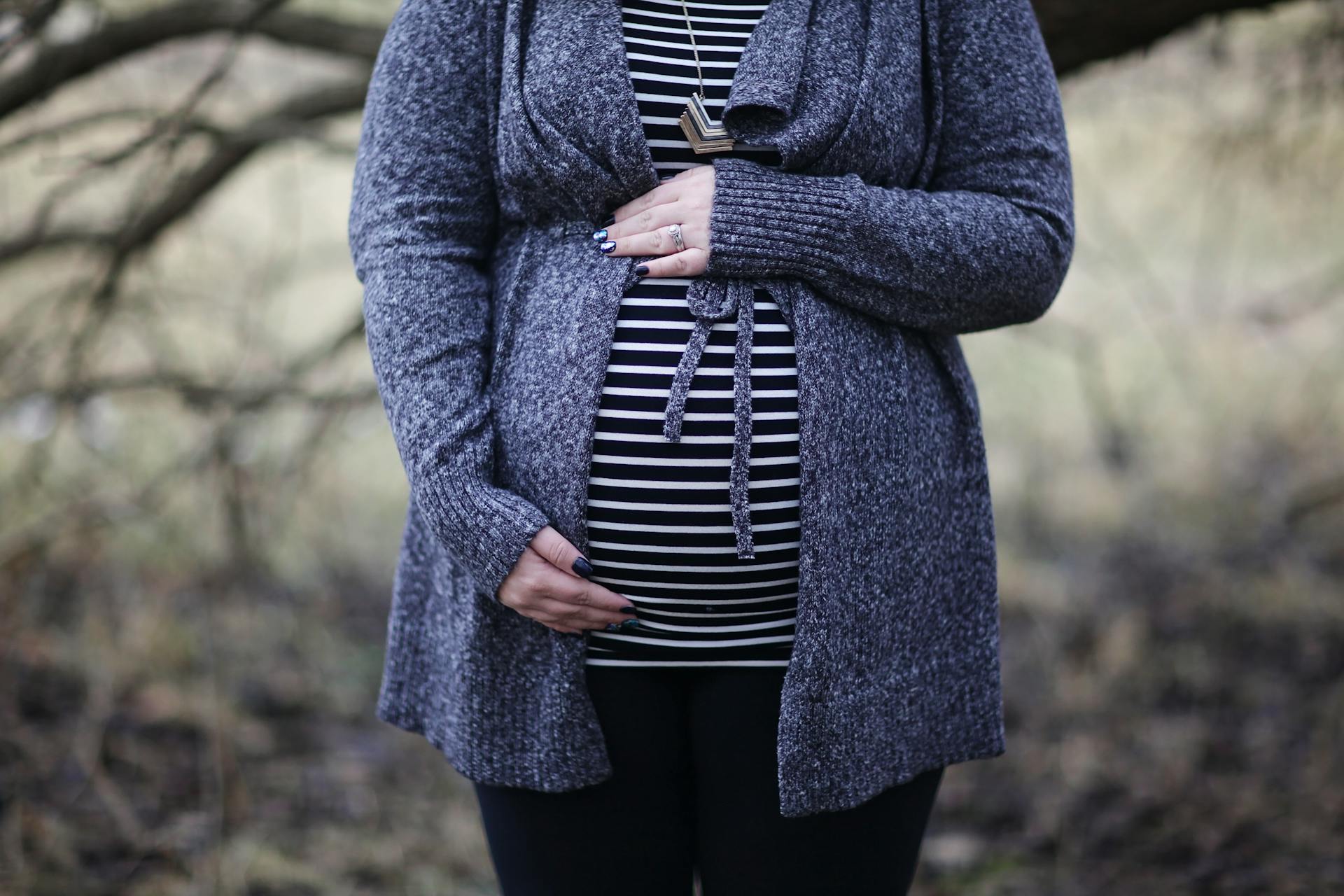 Une femme enceinte tenant son baby bump | Source : Pexels