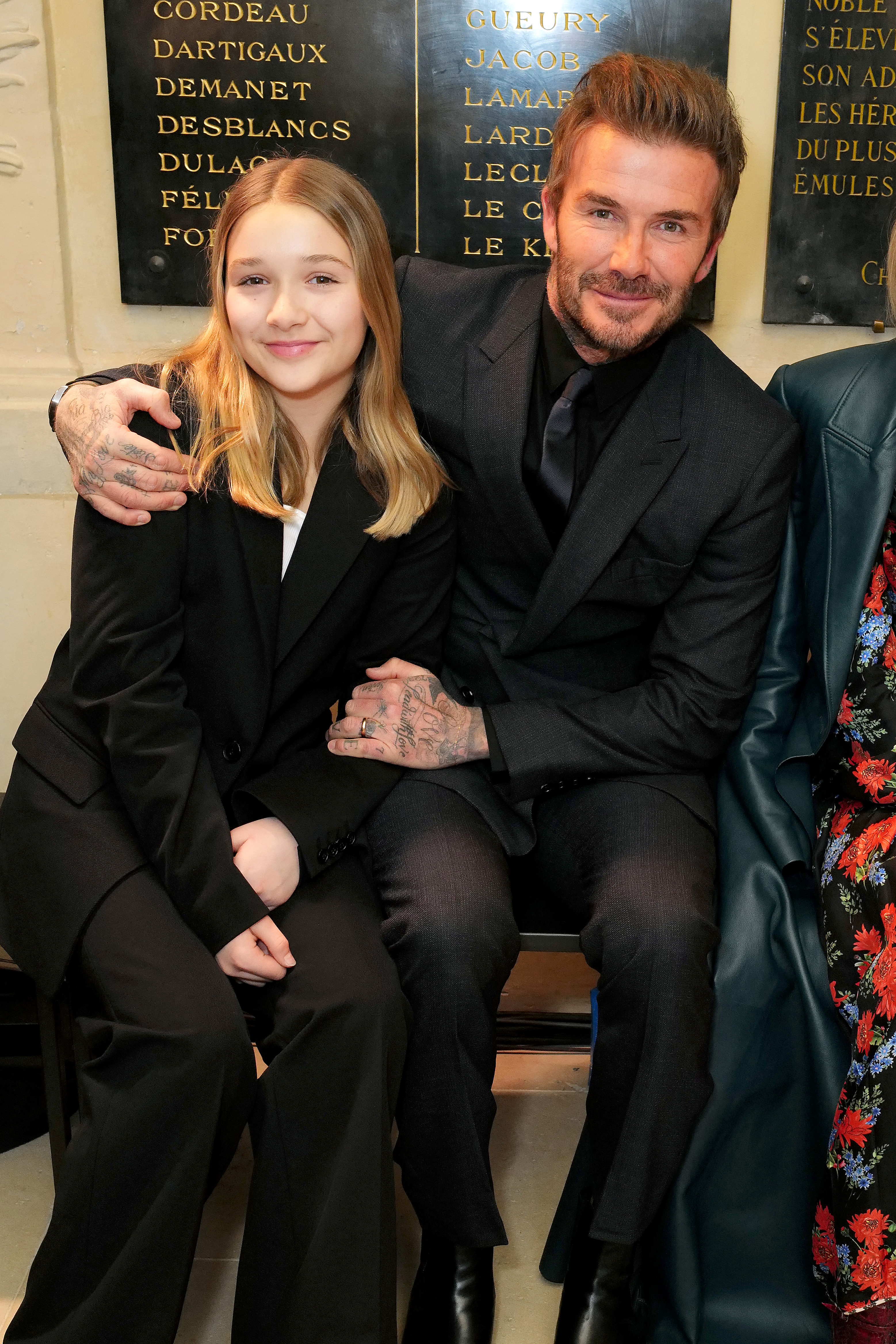 Harper et David Beckham assistent au défilé Victoria Beckham FW23 lors de la semaine de la mode à Paris, le 3 mars 2023 | Source : Getty Images