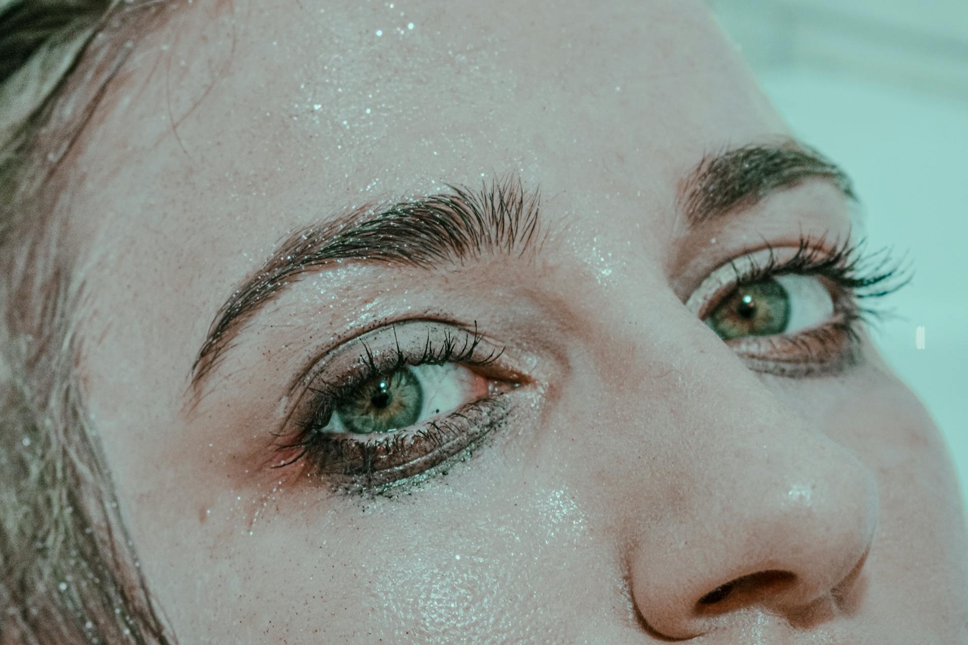 Le visage d'une femme au maquillage bavé | Source : Pexels