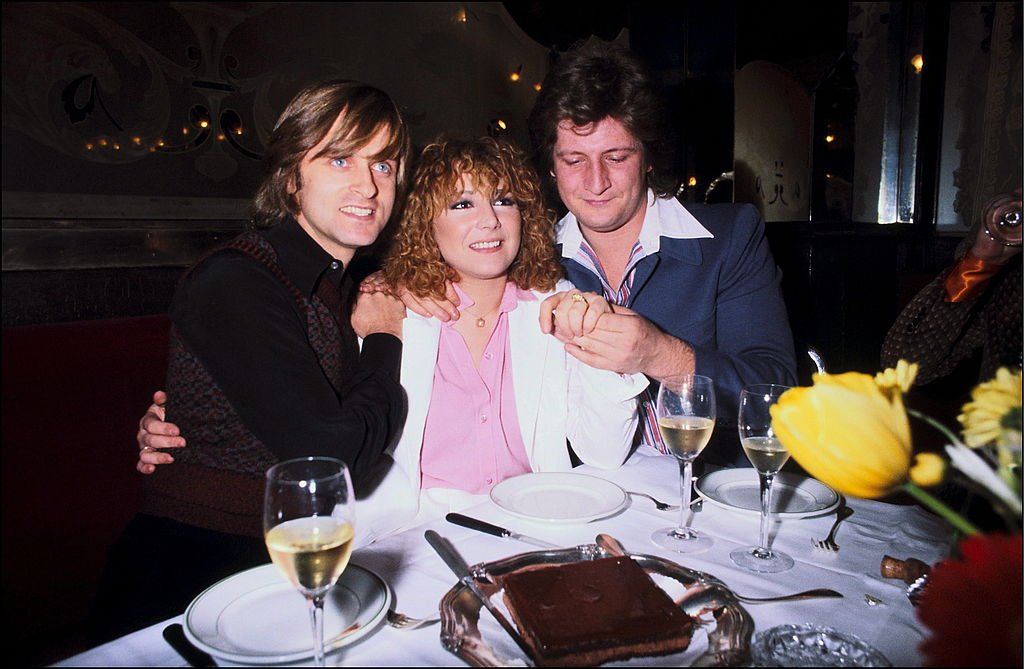 Marie Myriam, Patrick Sebastien avec Dave lors de leurs fiançailles en France en mars 1978. | Photo : Getty Images