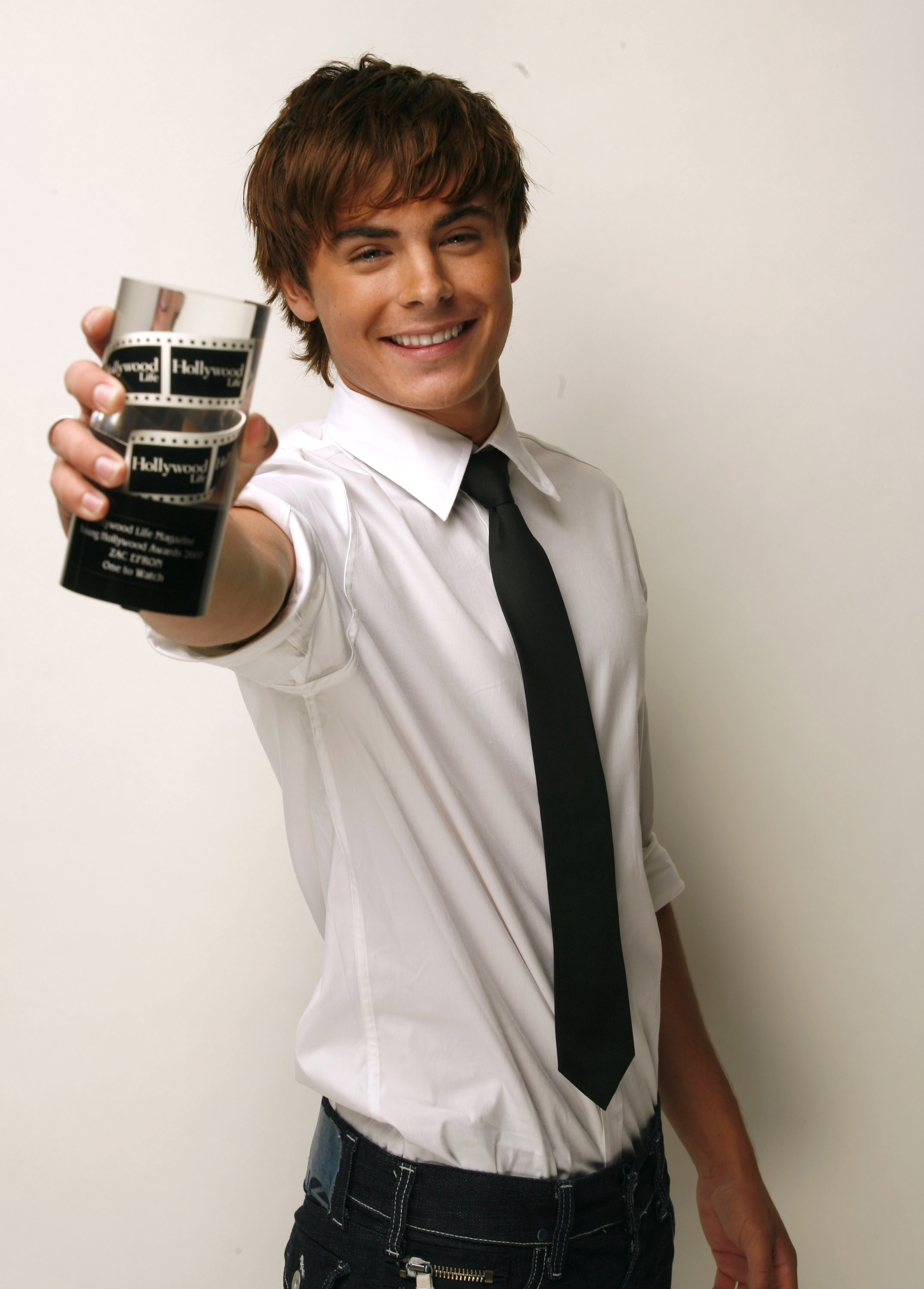 Zac Efron tient son prix One to Watch lors des Movieline's Hollywood Life 9th Annual Young Hollywood Awards le 22 avril 2007 | Source : Getty Images