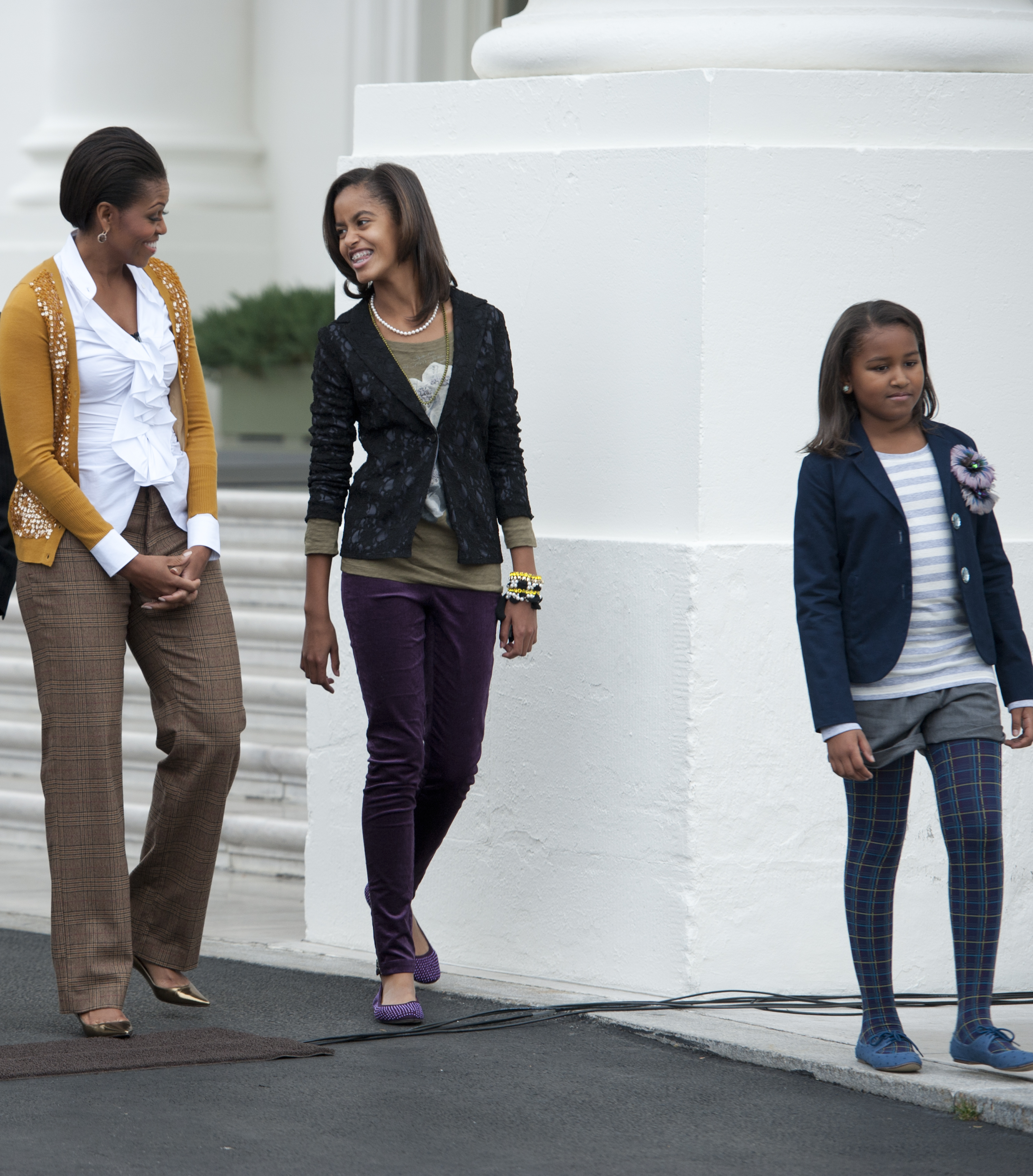 Michelle, Malia et Sasha Obama marchent le long du portique nord de la Maison Blanche à Washington, D.C., le 26 novembre 2010. | Source : Getty Images