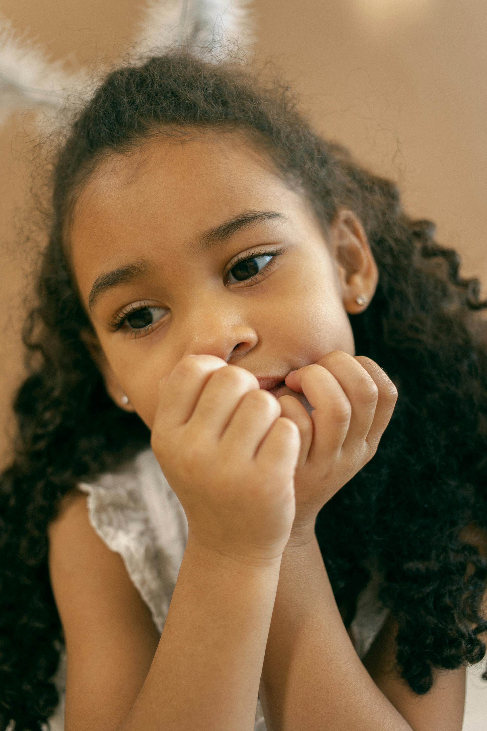 Une petite fille qui réfléchit à sa chambre | Source : Pexels