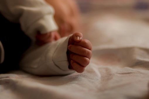 Un bébé qui dort sur le lit. | Photo : Getty Images