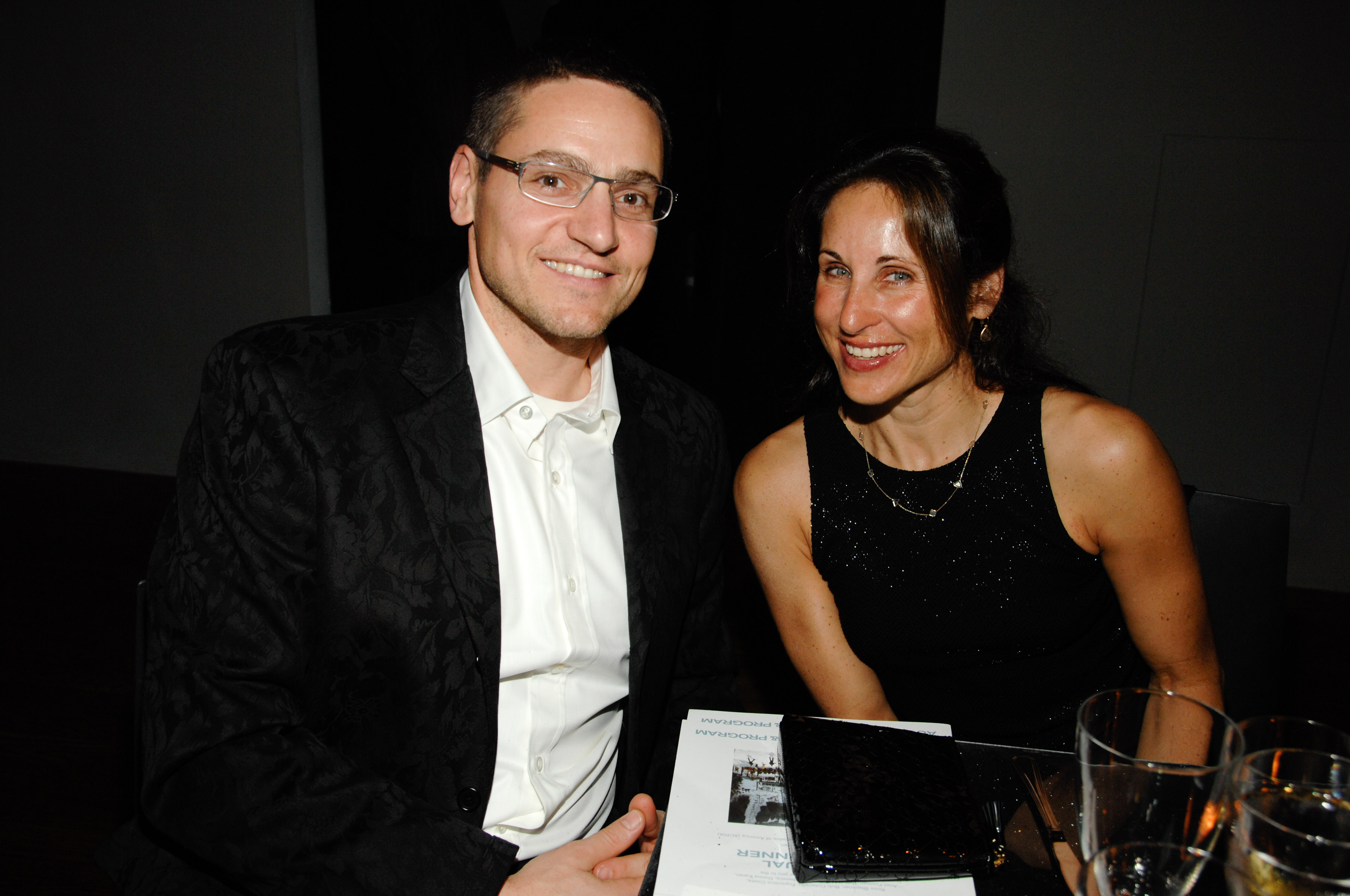 Jonathan Soros et Shelly Malkin assistent au 14e dîner annuel des Fêtes de l'ACRIA présenté par le magazine InStyle et Urban Zen au Stephan Weiss Studio, le 9 décembre 2009, à New York. | Source : Getty Images