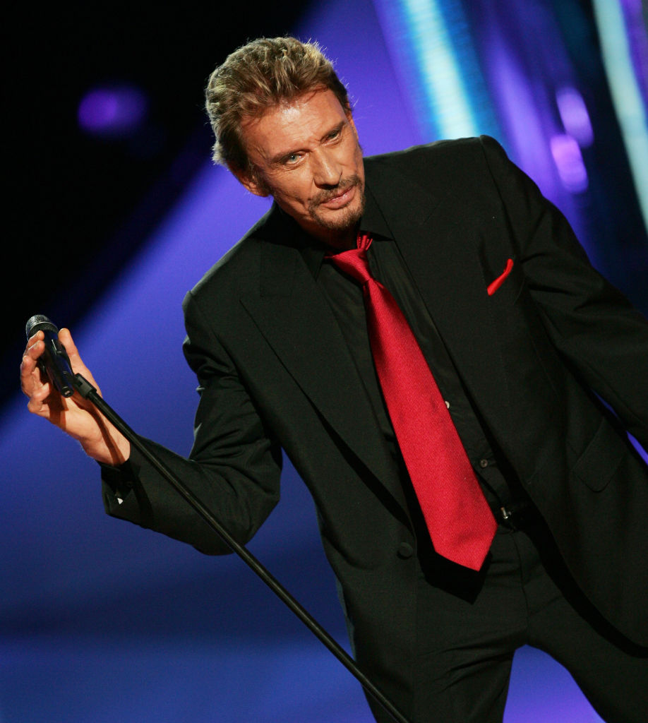 Johnny Hallyday se produit sur scène lors du concours Miss France 2006 au Palais des Festivals de Cannes, France.