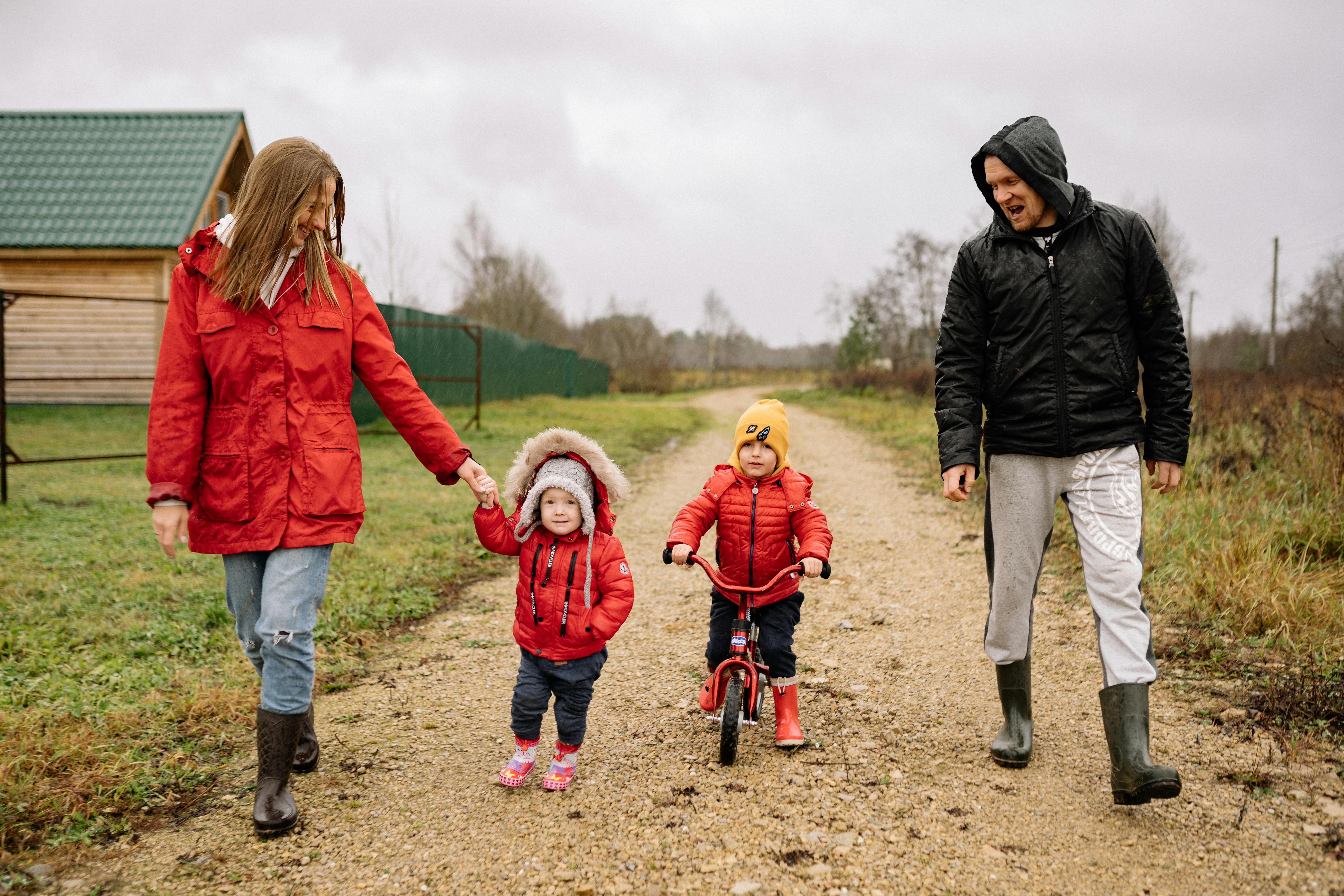 Une famille jouant à l'extérieur | Source : Pexels